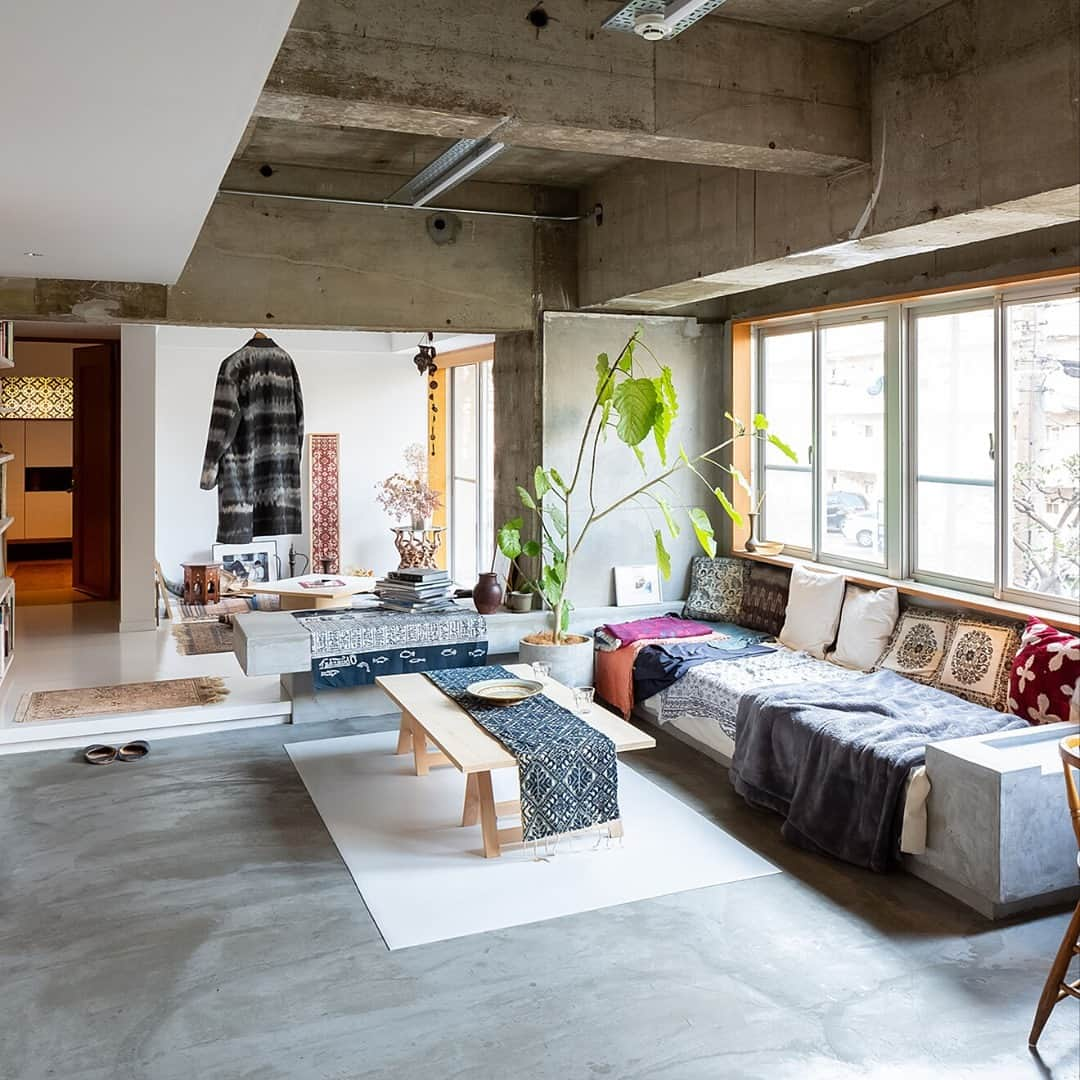 RoomClipJPさんのインスタグラム写真 - (RoomClipJPInstagram)「『躯体現しの部屋』建物の構造を剥き出しにする躯体現し。コンクリートは木材やグリーンとの相性が良くスタイリッシュな空間に。400枚以上の躯体現しの実例を参考にしてみてください⁠ .⁣⠀﻿⁠ Photo:yoyoginoie(RoomNo.5559352)▶︎この部屋のインテリアはRoomClipのアプリからご覧いただけます。アプリはプロフィール欄から⁣⠀﻿⁠ .⁣⠀﻿⁠ 投稿イベント開催中です【まもなく終了する投稿イベント】『お気に入りの日用品〜10/18』『お風呂時間を彩るリラックスアイテム〜10/18』⁠ .⁠ #RoomClip#ルームクリップ#interior#instahome#インテリア#暮らし#日常#日々の暮らし#丁寧な暮らし#シンプルライフ#シンプルな暮らし#賃貸#部屋#インテリア好き#myroom#一人暮らし部屋#ひとり暮らしインテリア#マイルーム#部屋作り#ワンルーム#賃貸インテリア#賃貸アパート#暮らしを楽しむ#インテリア好きな人と繋がりたい#模様替え#リノベーション#コンクリート打ちっぱなし#躯体現し#モルタル#緑のある暮らし」10月13日 20時30分 - roomclipjp