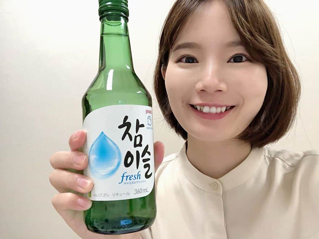 平地真菜さんのインスタグラム写真 - (平地真菜Instagram)「韓国ドラマにハマったことのある方は一度は飲みたいと思ったことがあるであろう（？）緑の瓶に入った焼酎。  友紀ちゃんが買ってきてくれました😭  #梨泰院クラス 1話で主人公セロイが父からお酒を飲む時のマナーを教えてもらうシーンを思い出しながら。 甘かったら印象的な一日だったということらしいです。 私にはまだ苦いです。  アメブロを更新しました https://ameblo.jp/mana-hirachi/entry-12631136987.html  #半年越しのチャミスル」10月13日 20時31分 - mana_hirachi