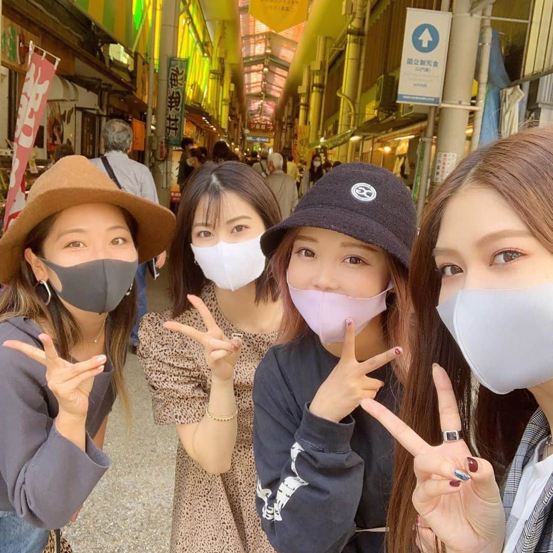 しよりさんのインスタグラム写真 - (しよりInstagram)「この前gotoトラベルで金沢へ行ってきたよ！ 弾丸女子旅👧🏼💖たのしかったー！！  普段はあまり食べないけど せっかく金沢にきたので、 井ノ弥さんの海鮮丼をたべました♥︎  美味しかったなぁ🤤 もう写真だけで美味しいのわかるよね🤤  すっごく豪華で美味しかったです☺️  #近江町市場 #井ノ弥#海鮮丼 #食欲の秋 #金沢旅行#金沢#金沢グルメ#石川県#石川県グルメ#石川県旅行#金沢ランチ#金沢観光#gotoトラベルキャンペーン　#gotoキャンペーン#女子旅#女子旅行#つぼみ大革命#つぼみ#吉本 #アイドル#idol#大阪#東京#奈良#ライブ#instagood#いいね#フォローミー#foodstagram #japanesefood」10月13日 20時32分 - shiyooori