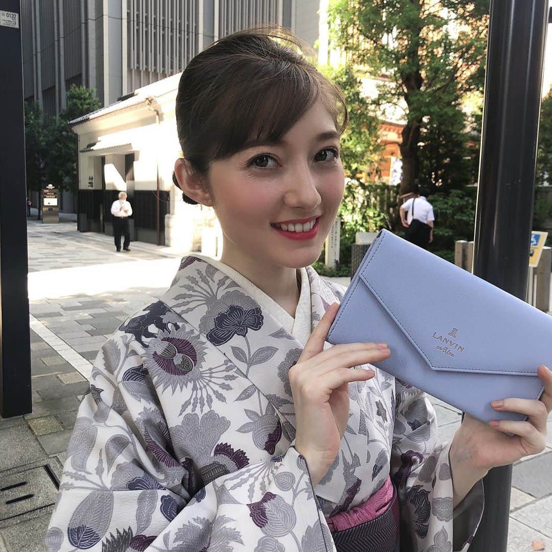 美人百花さんのインスタグラム写真 - (美人百花Instagram)「美人百花11月号は、今も昔も変わらず美しい！女優・深田恭子さんが目印👀💕﻿ SNSでたくさんの買ったよ報告、ありがとうございます❤️﻿ ﻿ なかでも目玉は、みなさまからのアンケートをもとに作られたランバンのエチケットケース🌷﻿ 今回も付録とは思えないクオリティになっています🥰✨﻿ ﻿ いまや手放せないマスクや除菌グッズがまとめて入るちょうどいいサイズ感と収納力も魅力です🥺﻿ セットでクリアケースもついていて、こちらにはレシートやチケット、新幹線の切符などなどを収納できます😉(好きなタレントさんのブロマイドを入れるのもおすすめです💓🥺)﻿ ﻿ 普段着はもちろん、このように着物にも合います💞web連載の撮影でティファニー春香ちゃんに着物を着ていただいたのですが、その際に撮らせてもらいました📷着物の色とぴったりマッチしていますね✨﻿ ケースはご祝儀袋がぴったり入るサイズなので、結婚式のお呼ばれにちょうどよし！﻿ くすみブルーでどんなシーンでも浮かない上品なデザインなので、きちんとした場面に使っても見劣りしません🧐✨﻿ ﻿ ぜひぜひ色々な場面で使ってくださいね💞﻿ ﻿ 編集MY﻿  #美人百花付録 #ランバンオンブルー #エチケットケース #ティファニー春香さん #着物が似合う #結婚式お呼ばれ」10月13日 20時43分 - bijinhyakka