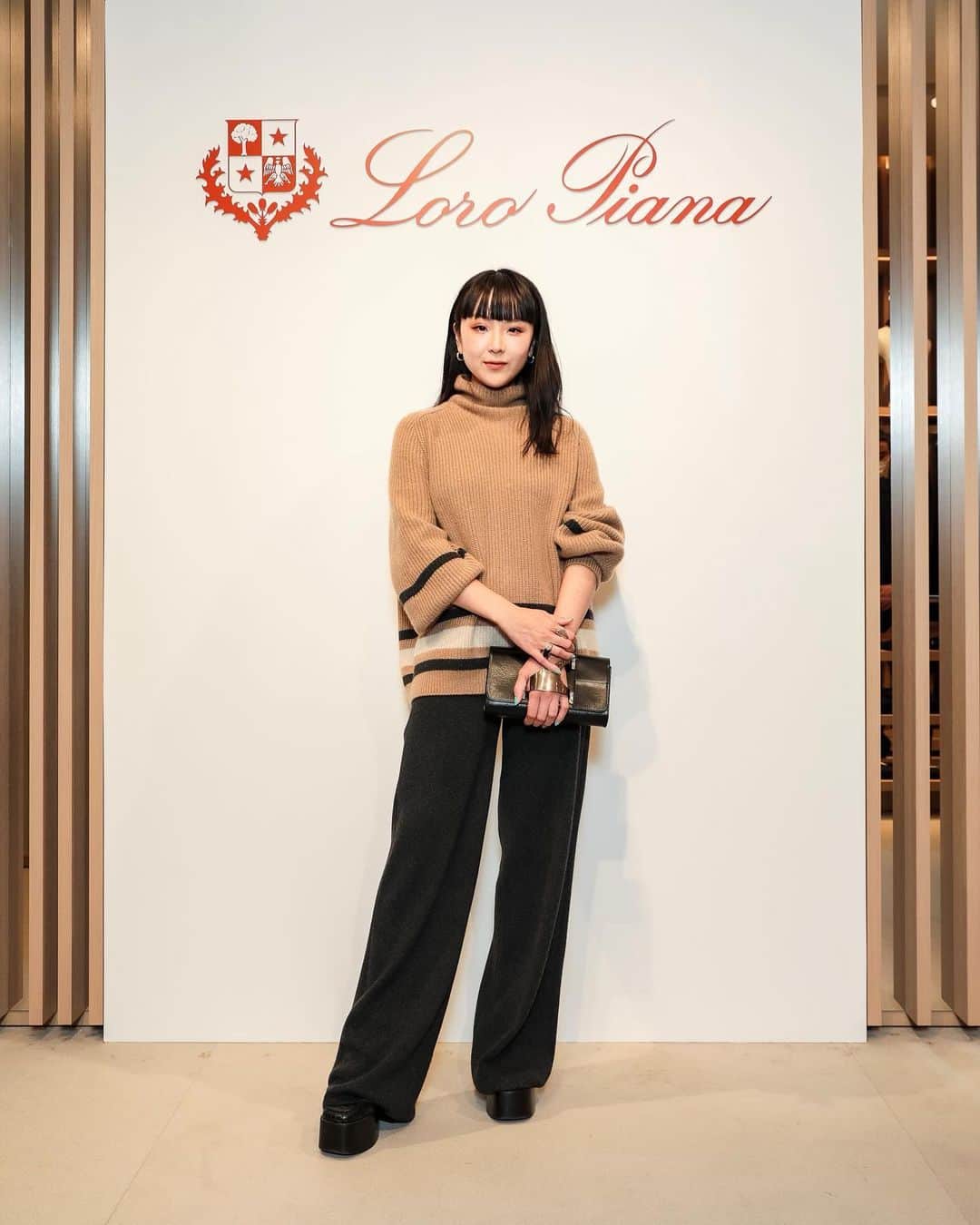 Young Juvenile Youthのインスタグラム：「新しくオープンした銀座のロロ・ピアーナの旗艦店へWeirdcoreのインスタレーション『An Odyssey of Touch』見にいったよ！私のMV「Slapback」でもコラボレーションしたWeirdcoreの作品。さすがのカッコよさだったな、、お洋服もつい触りたくなるような肌触りで冬が待ち遠しい、、☺️  It was wicked and beautiful and amazing. @weirdcoretv   Artwork by @weirdcoretv  Exhibition track by @skmtgram  @loropianaofficial  #LoroPiana #LoroPianaGinza #Tokyo #Weirdcore #RyuichiSakamoto #Anodysseyoftouch」