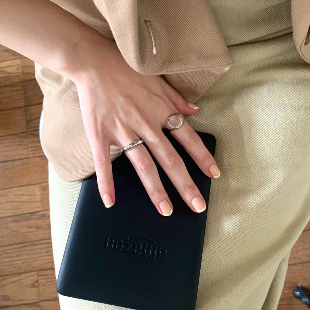 西谷菜々のインスタグラム：「. シンプルラフな服装に、ゴツっとしたシルバーを合わせて。 @novicetokyo   デザインの可愛さと、価格もリーズナブルでお気に入りブランド💎 @adametrope でポップアップも開催中。 (2枚目のかばんは @bigotre_official 🤍) #novicetokyo」