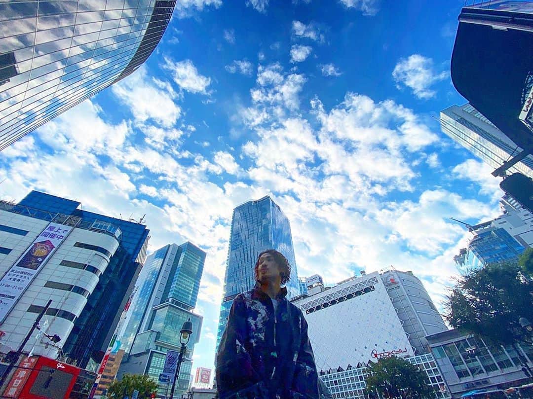 KENTAのインスタグラム：「今日は渋谷の空が﻿ いい感じやったよー。 ﻿ ﻿#顔が惜しい #WANIMA」