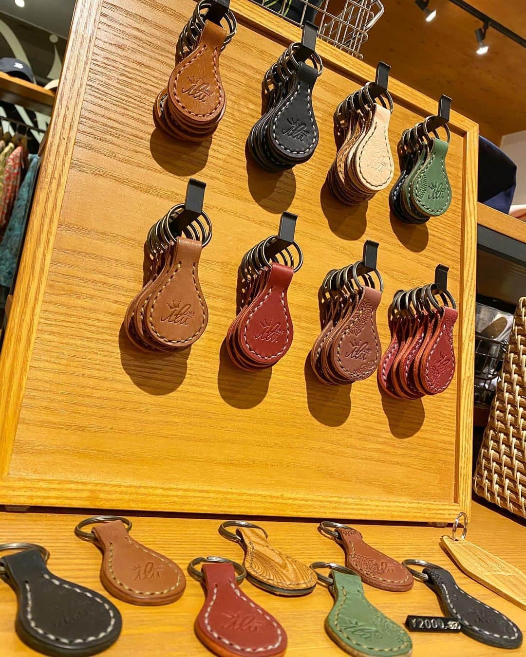 original brand 【ilu098】さんのインスタグラム写真 - (original brand 【ilu098】Instagram)「アイルのグッズ 今週も水曜日より店舗の営業です。 おnewたちを並べながら、 皆さまのご来店をお待ちしております。 OPEN/13:00~19:00(水曜~日曜) #handmadeinokinawa #沖縄産 #本革キーホルダー #沖縄 #leathercraft #手縫い #ilu098 #アイル #おきなわ #普天間」10月13日 20時35分 - ilu098