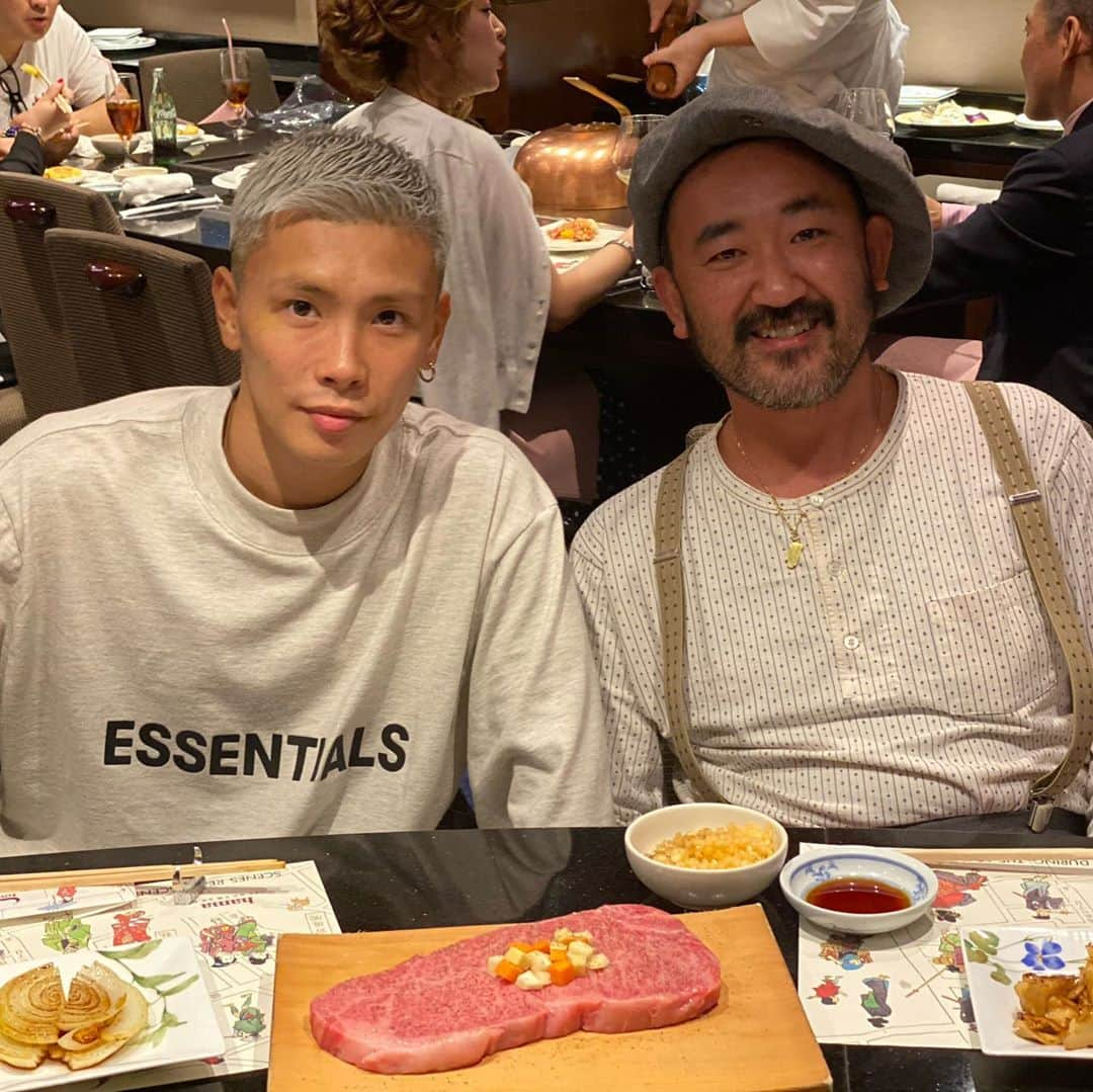 岩田翔吉さんのインスタグラム写真 - (岩田翔吉Instagram)「猛さんから祝勝会していただきました🥩🥂 @wolfmanbarber  #ステーキハウスハマ #乃木坂  #wolfmanbarber #barber #gentleman #vintage #lifestyle #hairstyle #outfits #fearofgod #essentials #wolfman #stake #stakehouse #祝勝会」10月13日 20時35分 - shokichiiwata_tokyo