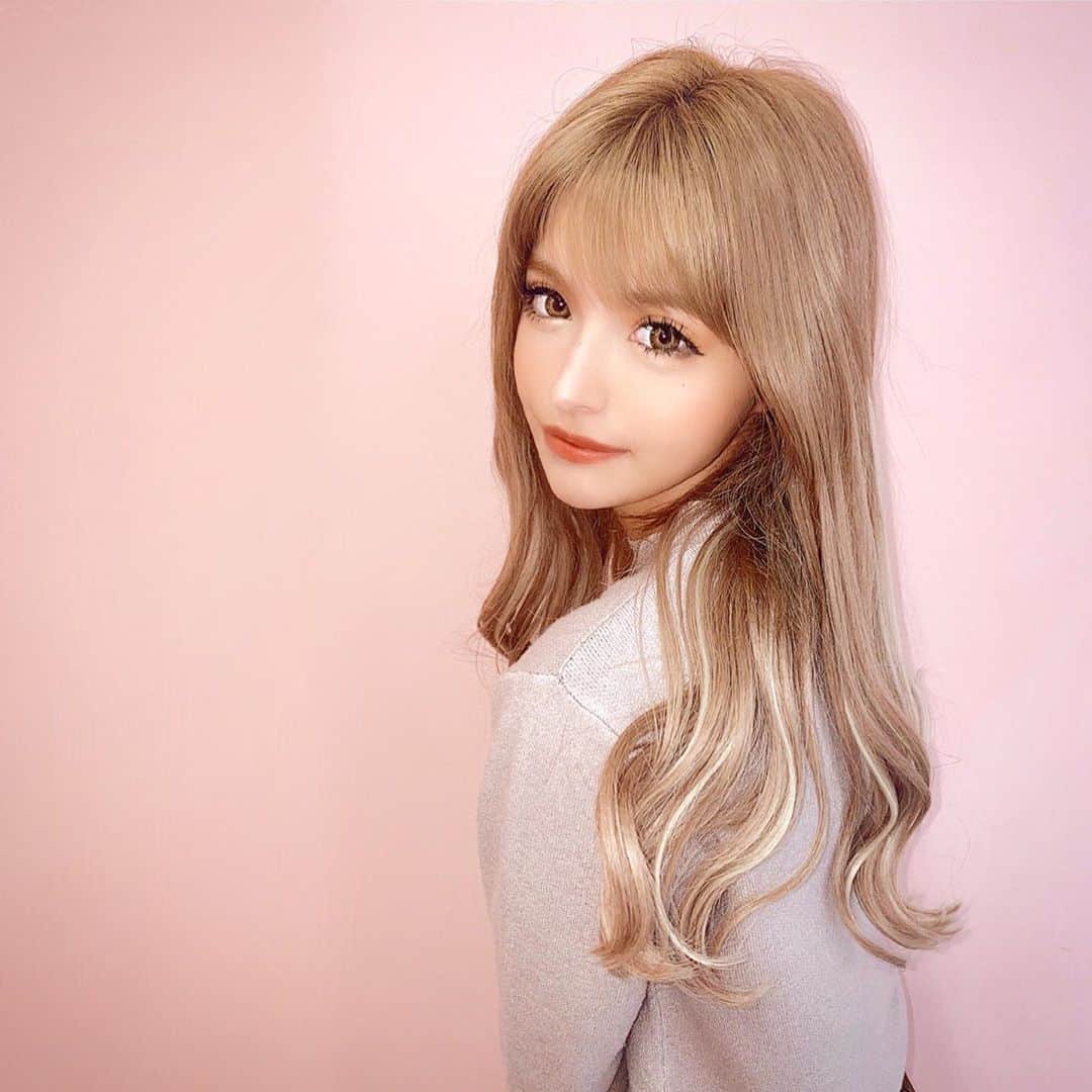 アンジェリカのインスタグラム：「❤︎ . 今日は楽しみな撮影ﾃﾞｼﾀヨ❤ 公開うきうき～(笑) . この間 @eyelash_chrissie さんでマツエク付けてきたよ！ ▫️ボリュームラッシュ 110束 12 14 12▫️ めちゃいい感じ✌🏿✌🏿❤ . ❤︎  #マツエク #クリッシー #マツエクデザイン」