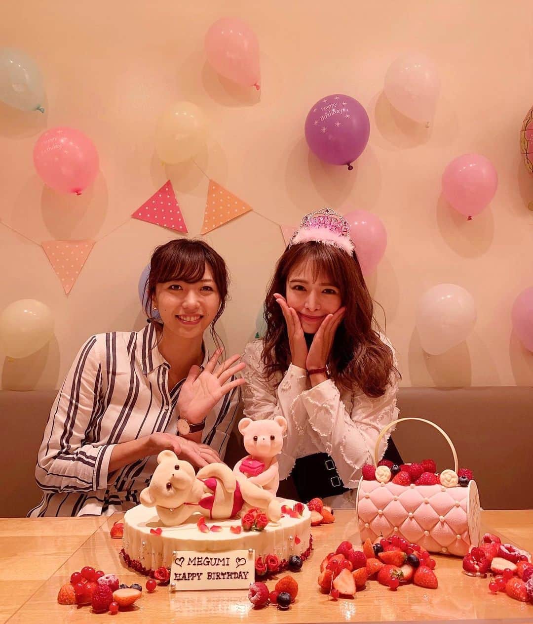 のインスタグラム：「． こんなケーキ見たことない...😢🎂💕💕 ． ． グラビアのクマちゃんと私とお揃いのBag 抱えてるクマちゃんのケーキ、、🐻❤️❤️ LOUANGE TOKYO(@louange_tokyo )に オーダーして作ってもらったんだって😭✨ 嬉しすぎた...😢💕 ． ． お部屋も飾り付けしてくれて サプライズ天国🥺🎉🙏🏻 親友ちゃん、いつもありがとう🥰❤️ ． ． #birthday #birthdaycake #louangetokyo #オーダーケーキ #サプライズ #ありがとう❤️」
