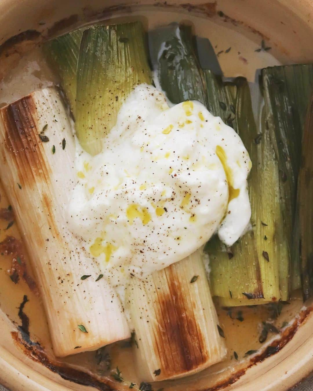 樋口正樹さんのインスタグラム写真 - (樋口正樹Instagram)「Leek & Burrata . ポロネギをオーブンで良く焼き、 トロトロになった白いところと ブッラータチーズを合わせたら おいしいかったのでご報告です。 葉っぱのところは香り良いので 一緒に焼いてますが食べません。 シンプルだけどとってもご馳走。 . ちなみに、ブッラータチーズは 常温にしてから料理に使うこと。 風味も増し、口溶けも良くなり、 濃厚さがより味わえますからね☝️ . 今回もブッラータは"DiStefano" ５６グラムのミニサイズを使用。 お一人様用としてお勧めの一品。 👉 @the_foods.jp . . #ポロねぎ #ポロ葱 #ポワロー #リーキ #リーク #西洋ネギ #ブッラータ #ブラータ #ストラッチャテッラ #ディステファノ社 #ステファノ社 #チーズ好き #poireau  #leek #porro #burrata #burratagram #burratacheese #distefanocheese #burrata #stracciatella #stracciatelladiburrata #burrataporn #cheeselover」10月13日 20時37分 - higuccini