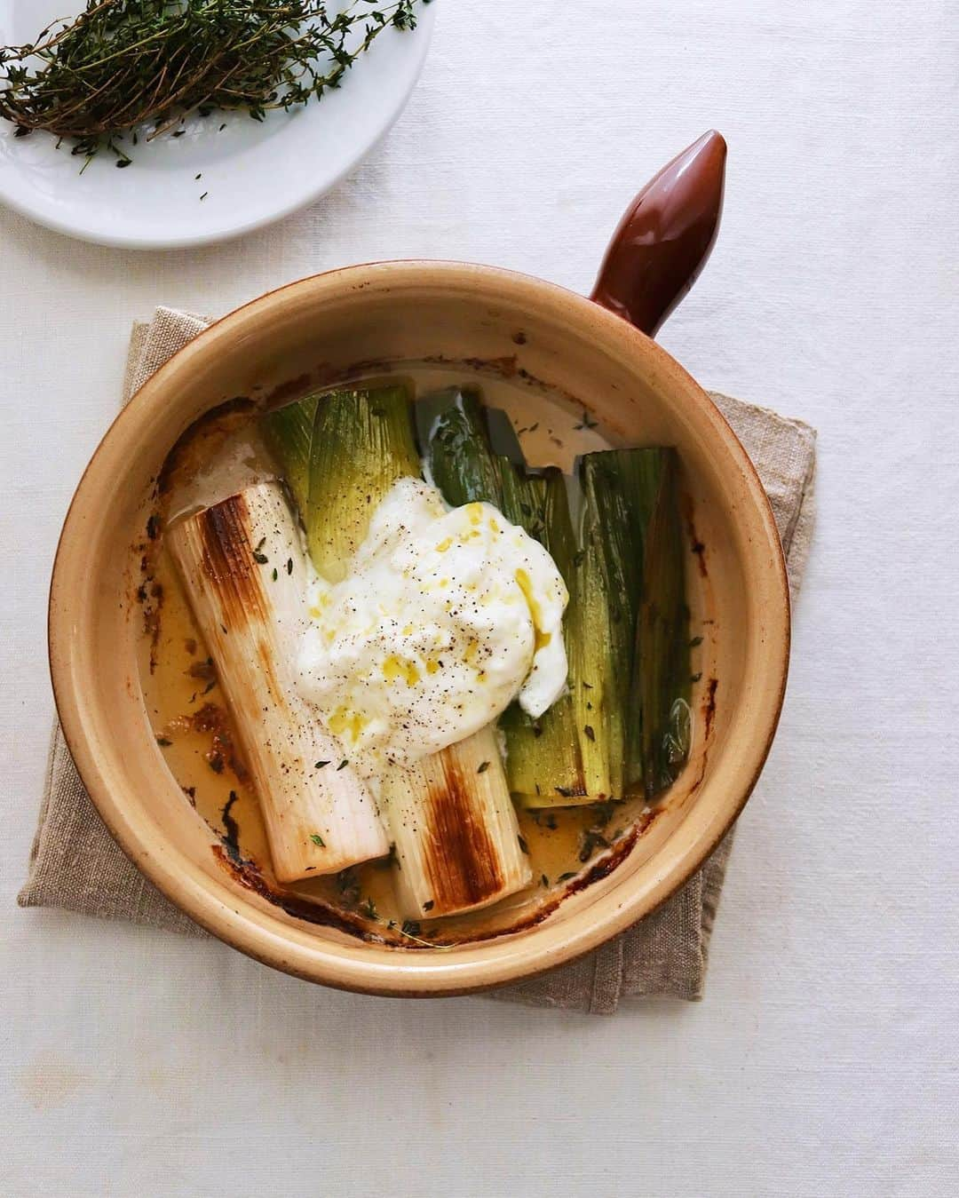 樋口正樹さんのインスタグラム写真 - (樋口正樹Instagram)「Leek & Burrata . ポロネギをオーブンで良く焼き、 トロトロになった白いところと ブッラータチーズを合わせたら おいしいかったのでご報告です。 葉っぱのところは香り良いので 一緒に焼いてますが食べません。 シンプルだけどとってもご馳走。 . ちなみに、ブッラータチーズは 常温にしてから料理に使うこと。 風味も増し、口溶けも良くなり、 濃厚さがより味わえますからね☝️ . 今回もブッラータは"DiStefano" ５６グラムのミニサイズを使用。 お一人様用としてお勧めの一品。 👉 @the_foods.jp . . #ポロねぎ #ポロ葱 #ポワロー #リーキ #リーク #西洋ネギ #ブッラータ #ブラータ #ストラッチャテッラ #ディステファノ社 #ステファノ社 #チーズ好き #poireau  #leek #porro #burrata #burratagram #burratacheese #distefanocheese #burrata #stracciatella #stracciatelladiburrata #burrataporn #cheeselover」10月13日 20時37分 - higuccini