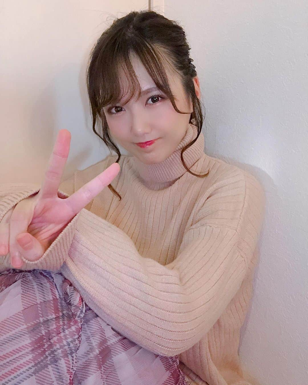 平口みゆきさんのインスタグラム写真 - (平口みゆきInstagram)「ネットで買ったニット届いた🌰 . . . . . #ニット #ニット女子 #アザトカワイイ ですか？ #😂 #ネットショッピング #韓国ファッション #オルチャン #ポニーテール #秋コーデ #ootd #fashion #Autumn #code #knit #korea #girly #selfie #me #followｍe #平口みゆき #hiraguchimiyuki」10月13日 20時37分 - hiraguchimiyuki25