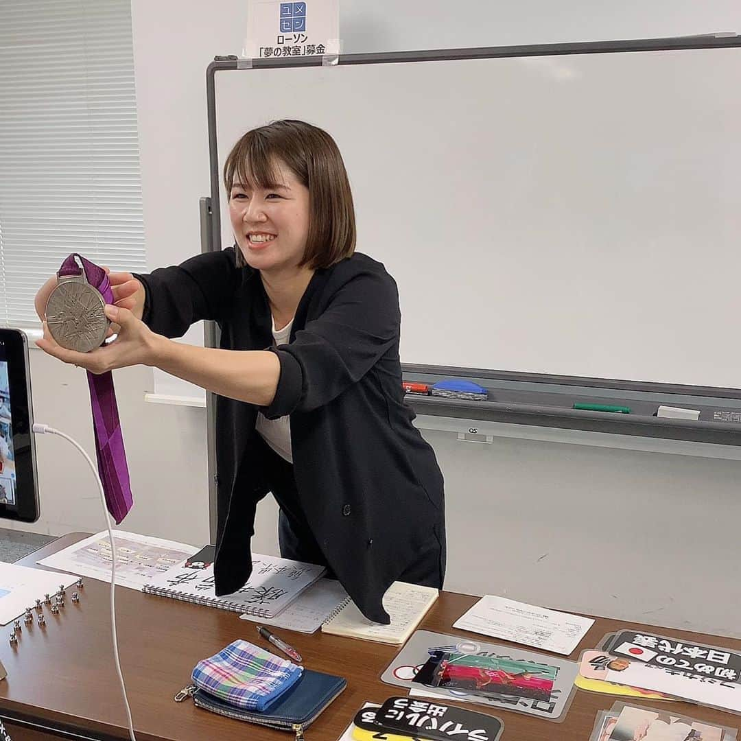 藤井瑞希さんのインスタグラム写真 - (藤井瑞希Instagram)「・ ・ ローソン「夢の教室」募金によるオンライン授業に登壇させていただきました☺️✨ ・ ・ 今回は島根県雲南市立阿用小学校の皆さん。 ・ ・ バドミントンをしてる子も多く、バドミントン選手になりたいと夢を語ってくれた子もいて嬉しかったです‼️ ・ ・ 直接会えないのは残念だけど、オンラインでも想いが伝わるよう、これからも心がけていきたいと思います💖 ・ ・ ありがとうございました🥰 ・ ・ #ユメセン #夢の教室 #ローソン #夢先生」10月13日 20時41分 - bdmntnfujiimizuki