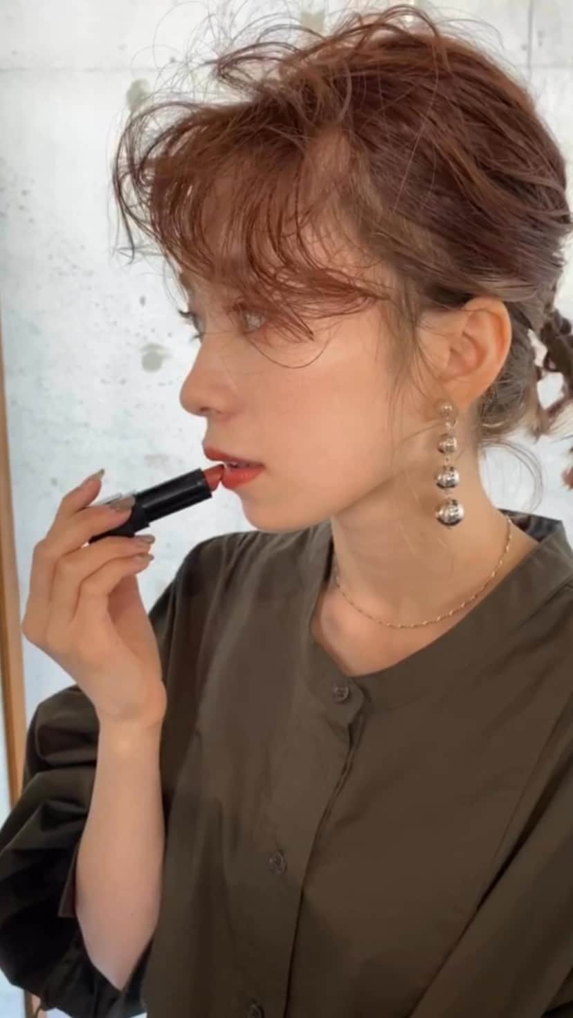 塩川裕美のインスタグラム：「Autumn style🍂 . 秋っぽい深みのある色すきだから メイクもお洋服も楽しい . . hair&make : @rina0340」