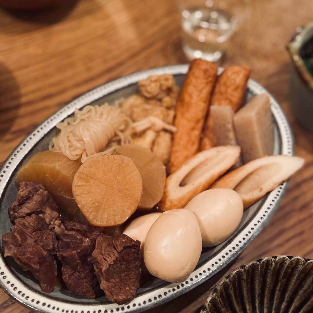 黛英里佳さんのインスタグラム写真 - (黛英里佳Instagram)「おでん屋黛オープンしました🍢﻿ ﻿ ﻿ 昆布とかつおで丁寧に濃い目にお出汁をひいて﻿ ﻿ ﻿ 下茹でした大根や牛すじ、こんにゃく、しらたきをお出汁に醤油やみりんを加えたおつゆでコトコト煮て﻿ ﻿ 牛すじは贅沢にゴロッと！﻿ ﻿ ﻿ 味が染みるように完全に冷まして﻿ ﻿ ﻿ 翌日食べる前にちくわやはんぺんなど練り物を加えて﻿完成😊 ﻿ ﻿ 初めてお出汁から作ってみたけどお店みたいに美味しく出来ました🥰🍢﻿ ﻿ 日本酒と一緒に🍶﻿ ﻿ さいこう〜〜〜😆💕🙌﻿ ﻿ ﻿ #下ごしらえは夕飯後ワインを飲みながらのんびり#この時間が至福#おでん#大根の染み込み具合が#控えめに言って神でした#🍢」10月13日 20時44分 - erikamayuzumi_official