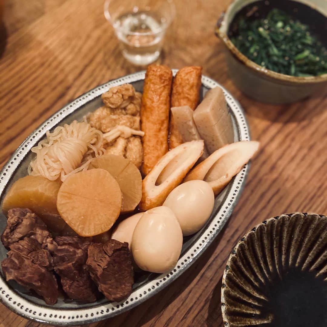 黛英里佳さんのインスタグラム写真 - (黛英里佳Instagram)「おでん屋黛オープンしました🍢﻿ ﻿ ﻿ 昆布とかつおで丁寧に濃い目にお出汁をひいて﻿ ﻿ ﻿ 下茹でした大根や牛すじ、こんにゃく、しらたきをお出汁に醤油やみりんを加えたおつゆでコトコト煮て﻿ ﻿ 牛すじは贅沢にゴロッと！﻿ ﻿ ﻿ 味が染みるように完全に冷まして﻿ ﻿ ﻿ 翌日食べる前にちくわやはんぺんなど練り物を加えて﻿完成😊 ﻿ ﻿ 初めてお出汁から作ってみたけどお店みたいに美味しく出来ました🥰🍢﻿ ﻿ 日本酒と一緒に🍶﻿ ﻿ さいこう〜〜〜😆💕🙌﻿ ﻿ ﻿ #下ごしらえは夕飯後ワインを飲みながらのんびり#この時間が至福#おでん#大根の染み込み具合が#控えめに言って神でした#🍢」10月13日 20時44分 - erikamayuzumi_official