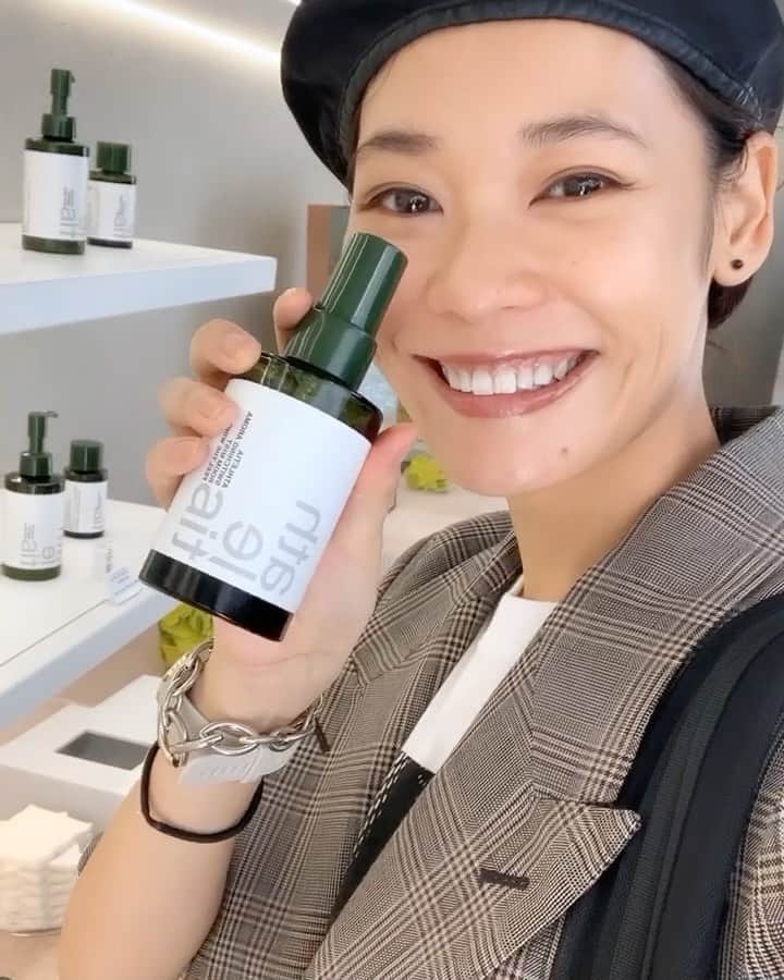 のインスタグラム：「アスレティアのリサイクル♻️ ボックスへ😘😘 今月から使用済み容器を回収する Clean Beauty Programが始まったという事で、 さっそく使い切ったボトルを持って行ってきました！！  良い香りをまた見つける事が出来たし、 地球に優しいプログラムにも参加出来て益々 ハッピーな気持ちでいっぱいに🥰🧡🧡  良かったら皆さんもぜひチェックしてみて下さい🧡  #athletia #skincare #aroma #terracycle  #アスレティア #リサイクル #テラサイクル #アロマ #スキンケア」