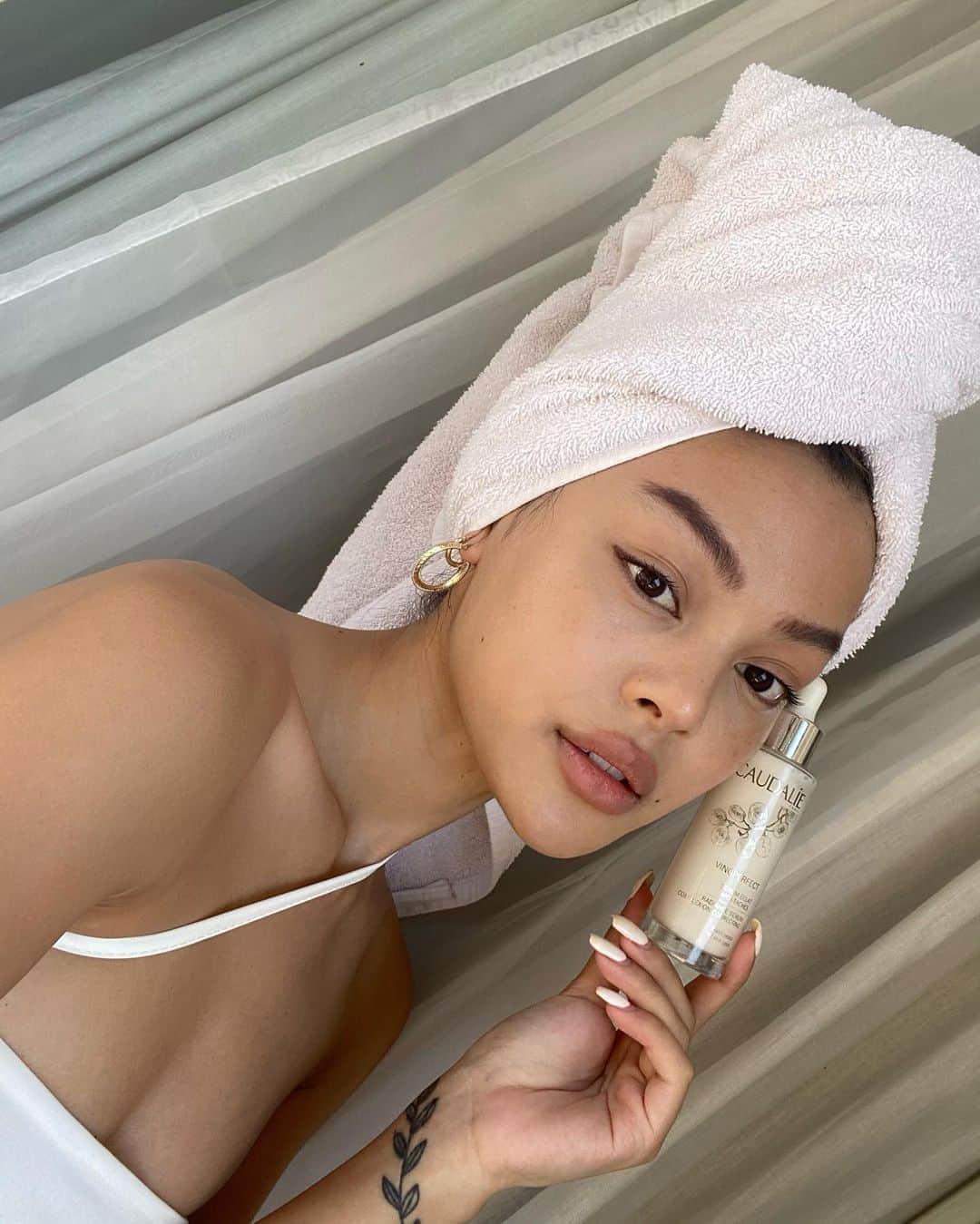 リリーマイマックのインスタグラム：「My skin is glowing & my dark spots are visibly reduced 🤩 been using the @caudalie #Vinoperfect radiance serum for 5 weeks & I’m loving what I see ✨ #DoTheBrightThing   @sephoraau」