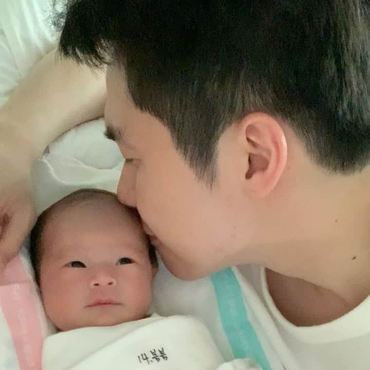 イ・ジェウォンのインスタグラム：「. 봄봄아.....💕」