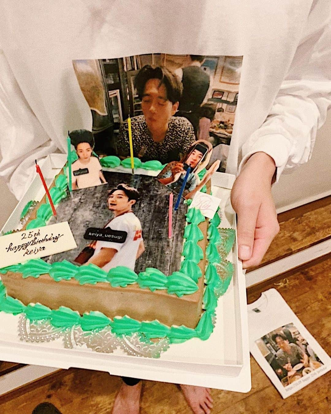 上杉圭哉さんのインスタグラム写真 - (上杉圭哉Instagram)「もう一段階おじさんになりました🎂  ・ ・ 毎年みんなに祝ってもらってほんまに嬉しいんやけど、初めて誕生日でこんだけ号泣したってくらい感動した👳🏻‍♂️ ・ 上京して辛い事めちゃくちゃあったけど、ここまで頑張ってこれたのは間違いなくいつも笑かして元気をくれるみんながいたから！ ・ ・ ・ ほんまに幸せすぎて涙止まらへんかった笑笑（今見たら鬼恥ずかしい） ・ ・ 僕の周りには大切な友達、家族、彼女が側にいてくれてるからまだ東京で頑張れそうです🤘🏼（これからも頼むな(^ ^)） ・ ・ メッセージ、動画、当日祝ってくれたみんなほんまにほんまにありがとう🤞🏻🤞🏻🤞🏻 一生大事にします！ #25歳になりました  #おじさん #幸せすぎる  #ほんま #ありがとう #感謝です #とりあえず #サプライズバースデー  #一部だけ #載せておく」10月13日 20時47分 - keiya_uesugi