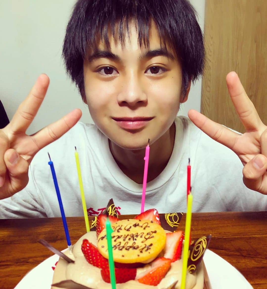 ひゅうがのインスタグラム：「本日14歳になりました！ 皆さま沢山のメッセージやお手紙、 プレゼントをありがとうごさいます！  たった一瞬のこのきらめきを   大切に、 エネルギッシュで、 カラフルな一年にしたいです！  これからも応援よろしくお願いいたします。  #吉田日向　#ひゅうが」