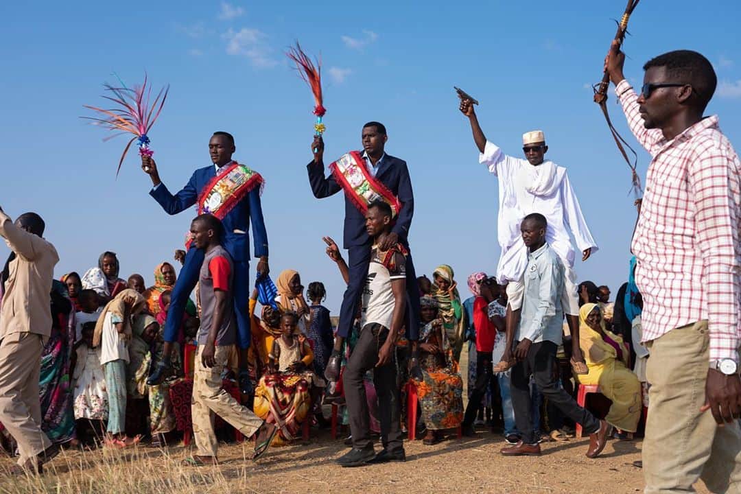 National Geographic Creativeさんのインスタグラム写真 - (National Geographic CreativeInstagram)「Photos by @nicholesobecki / This double wedding celebration was over the top, with drummers and dozens of dancers, hundreds of well wishers, two camels, and pistol-toting celebrants. Taking place in a village outside El Obeid in Sudan’s North Kordofan region, I was so overwhelmed that for a while I forgot to ask a really simple question: Where were the brides? Zainab Hamad’s uncle led me to her, and as the music faded we entered a shaded compound where the bride sat alone with her henna artist as she prepared to be married. The quiet serenity here was such a sharp contrast to the chaos outside. Zainab allowed me to make this portrait of her, the last rays of the sun ebbing, before she emerged into the new life that awaited her. #sudan #history #identity」10月13日 20時59分 - natgeointhefield