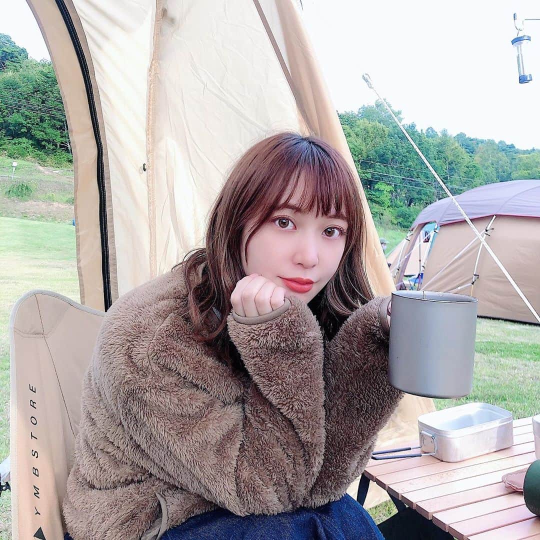 木村ミサのインスタグラム：「標高高いの知らずに﻿ 薄着で行ったら死ぬほどさむくて﻿ 予備で持って行ってたものをすべて着て﻿ 🐻化して暖をとった日🏕﻿ ﻿ ﻿ あたらしい友達できたり﻿ 星も綺麗だし﻿ ごはんつくるの楽しいし(主にそれ)﻿ キャンプがたのしいです最近🐰﻿ ﻿ ﻿ #camp #キャンプ #fes #アウトドア #キャンプコーデ #キャンプギア #キャンプ女子 #snowpeak #dod #アウトドアコーデ」