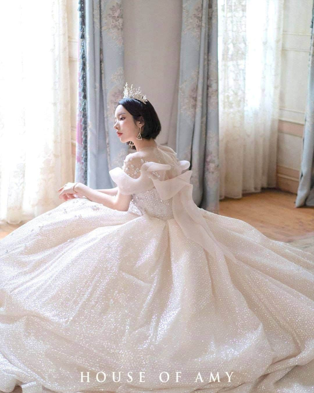 ♡プラコレWedding·⋆*さんのインスタグラム写真 - (♡プラコレWedding·⋆*Instagram)「@placolewedding【#DRESSY花嫁 】【#プラコレ】をつけて投稿&フォローしてね♩ . ＝＝＝＝＝＝＝＝ . 韓国のカンナムにあるドレスショップ HOUSE OF AMY（@houseofamy_official）さん👗✨  韓国のドレスって刺繍やビーズなど とっても繊細で美しいんです💫 クラウンやティアラがぴったりな ゴージャスなコーディネートが叶います💍 . ＝＝＝＝＝＝＝＝ 💎Photo by... @houseofamy_official さん ＝＝＝＝＝＝＝＝ 『#DRESSY花嫁』『#プラコレ』の ハッシュタグをつけて写真をUPしてね✦ 花嫁アプリ『DRESSY by プラコレ』の 記事に掲載＆リグラムされるかも♩ . みなさまからのいいねや保存 コメントをお待ちしています:ハート: 「このウェディングドレス可愛い！」 「ヘアスタイルも気になる！！」 「今の花嫁さんの流行りは！？」etc. . ＝＝＝＝＝＝＝＝ 花嫁アプリでは、 プロのアドバイザーに結婚式の相談を何度でも♡ ウェディングドレスの記事や、 自分のウェディングレポを残せちゃう♡” . ＞＞＞TOPのURLからcheck ⋈ @placolewedding ＞＞＞結婚のご相談は プラコレウェディングアドバイザーへ♡ @wedding_adviser ＞＞＞ウェディングレポを残したいなら、 farny by プラコレをcheck ✎ @farny_wedding ＞＞＞ウェディングアイデア＆DIYは ドレシーアイデアcheck ❁ @dressy_idea >>>素敵なドレスに出会いたい花嫁さま♡ @dressyonline_をcheck . ＝＝＝＝＝＝＝＝＝＝＝＝＝＝＝＝ . #プレ花嫁 #卒花 #花嫁 #卒花嫁 #結婚 #結婚式 #結婚準備 #花嫁準備 #weddingtbt #weddinghair #farnyレポ #2020冬婚 #2020秋婚 #2021春婚 #웨딩드레스 #하우스오브에이미 #슬림드레스 #ウェディングドレス #ドレス #Aラインドレス #ダウンヘア #クラウン #ドレス試着 #ドレス迷子 #ドレス選び #運命の1着」10月13日 21時00分 - placole_dressy