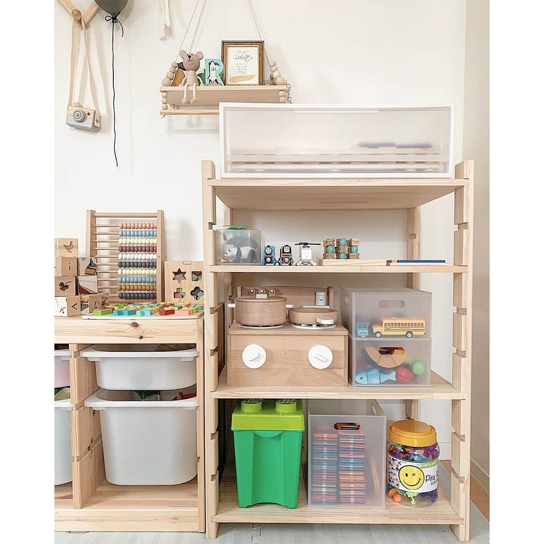 mamagirl ママガールさんのインスタグラム写真 - (mamagirl ママガールInstagram)「﻿ 木のぬくもりが感じられる子ども部屋😊🌲﻿ おもちゃ収納はボックスをうまく利用しているそうです💓﻿ ﻿ かわいいおもちゃはインテリアのように飾るのも◎﻿ どのお部屋もおしゃれですね✨﻿ ﻿ @marimama_home さんの投稿からの引用です✍️﻿ ・・・・・・・・・・・・・・・・・・・・・・﻿ 子供部屋記録﻿ ﻿ ここからまた変わったけど子供部屋のインテリアの記録です。﻿ 海外輸入したおもちゃが今月届くので﻿ ikeaハウスに飾るのがとても楽しみ☺️🌿✨﻿ ﻿ もう少し出ているおもちゃをシンプルなものにまとめたいなと思っています。﻿ ﻿ カラフルなおもちゃはikeaのトロファストへ。出ている細かいおもちゃはソストレーネグレーネで購入しました。﻿ ﻿ 手前のテーブルは楽天で購入したものをdiyで白くしたけど、これは子供には少し危険だったからクリスマスに子供用の机と椅子を購入しようかなと思っています✨﻿ ﻿ 子供部屋の計画をあれこれ考えるのが最近の楽しみです🌿☀️﻿ ・・・・・・・・・・・・・・・・・・・・・・﻿ ﻿ photo by @marimama_home @ma.o___home @____r.mom @mippo00 ﻿ 素敵なお写真をありがとうございます💕﻿ ﻿ 『ママガール』ではオシャレも子育ても楽しみたいママさんに向けて発信中✨﻿ ﻿ @mamagirl_jp や #mamagirl のタグ付けをして下さった投稿からも紹介しております。﻿ 是非、タグ付けやハッシュタグをつけて投稿してみてください🌷﻿ ﻿ ﻿ #子供部屋 #インテリア #キッズルーム #ikea #子供のいる暮らし #diy #おもちゃ収納 #ベビールーム #キッズルームインテリア #こどものいる暮らし #イケア #ikea #ベビーグッズ #あかちゃんのいる生活 #赤ちゃんのいる暮らし #ベビールーム #プレママ #マタママ #子供部屋インテリア #収納 #収納アイデア #子供部屋収納 #おもちゃ箱 #イケア購入品」10月13日 21時00分 - mamagirl_jp