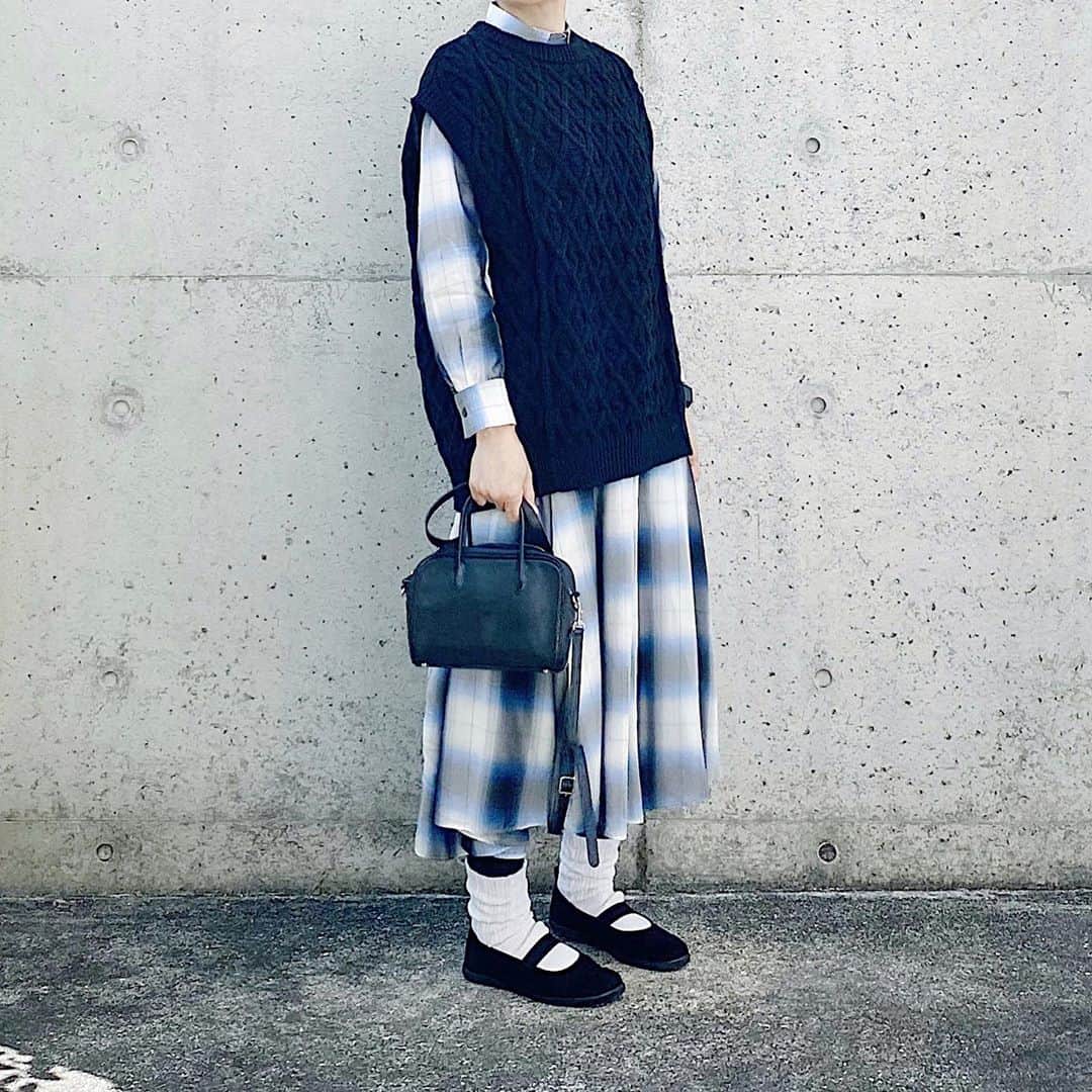 ryokoのインスタグラム：「▪︎ . ニットベストとオンブレチェックのワンピース . . . vest #auralee  dress #dahlia bag #artsandscience  shoes #moonstarshoes」