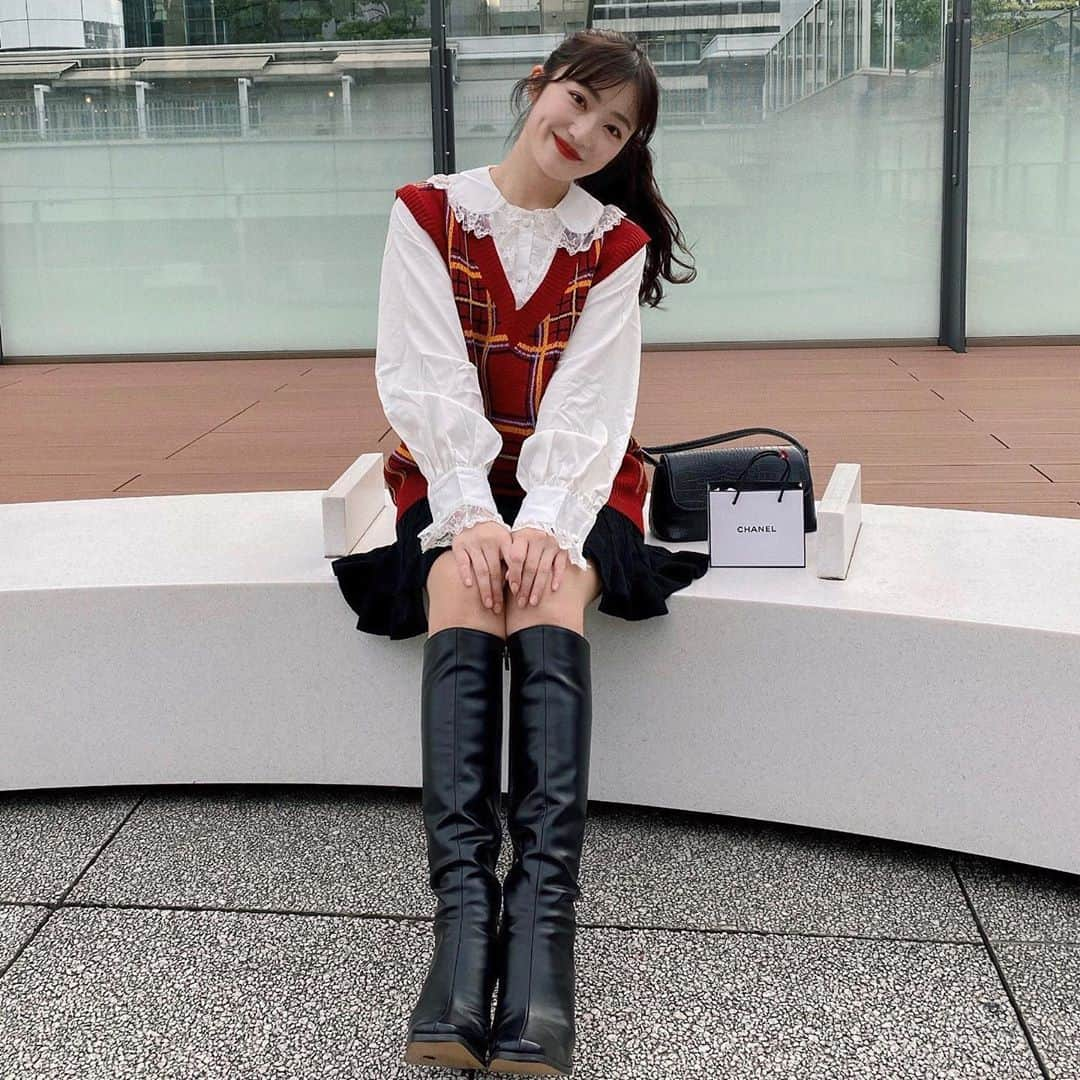 河﨑莉奈さんのインスタグラム写真 - (河﨑莉奈Instagram)「CHANELでヘアミスト購入🖤🌹  blouse♡ @selectshop.ily  knit♡ @berna__official  skirt♡ @mellow_neon  boots♡ @acym_official」10月13日 20時55分 - rinya5588