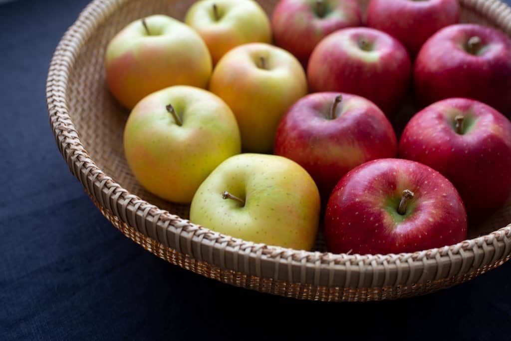 Naomiのインスタグラム：「りんご始まりました。 トキ🍏と千秋🍎」