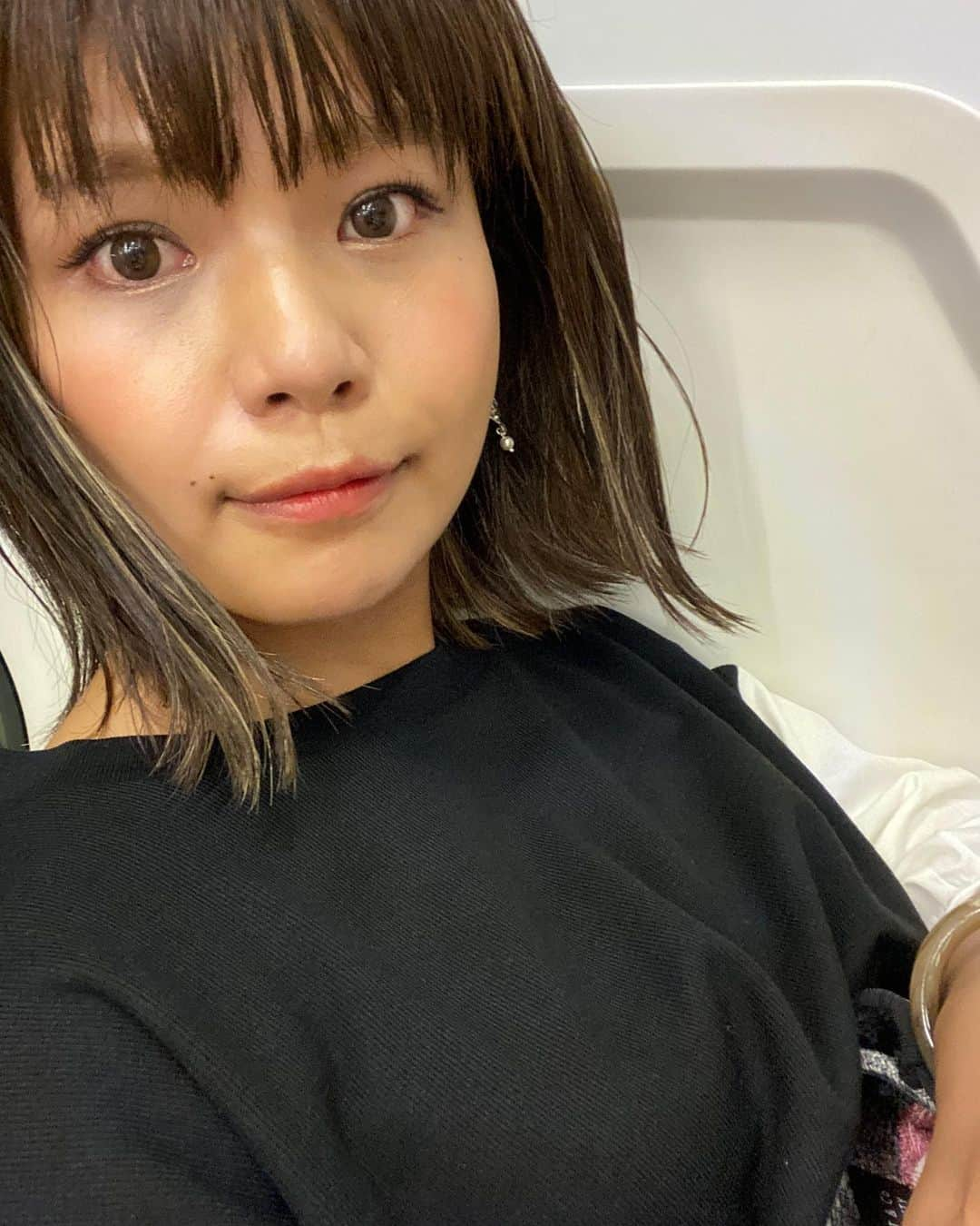 クロさんのインスタグラム写真 - (クロInstagram)「急に秋めいてきまして、皆様スキンケアの方どんな感じなってますか〜🥺！！？﻿﻿﻿ ﻿﻿﻿ 最近のわたしはマンダム様よりいただいたオールインワンとしても、パックとしても使えて、、﻿﻿﻿ ﻿﻿﻿ 化粧水とこちらのたった2ステップで﻿﻿﻿ 保湿&角質ケアができちゃう﻿﻿﻿ ﻿﻿﻿ 「バリアペア ナノショットジェル」﻿﻿﻿ ﻿﻿﻿ 使ってみてます！！！﻿﻿﻿ ﻿﻿ 以前も紹介したバリアリペアから新商品として発売されたのですー！！！﻿﻿ ﻿﻿ チューブタイプでこれ1本でもOKなので旅行なんかにもばっちり👌🏽﻿﻿﻿ ﻿﻿﻿ なめらかな肌に導くジェルクリームで、翌朝の化粧ノリの違いに期待できそう😆﻿﻿﻿ 時間がない時にも、簡単すぎるナイトケアなのです👏🏽👏🏽﻿﻿﻿ 翌朝のファンデが少量で済むので﻿﻿﻿ 節約&時短が叶う超嬉しいアイテムだよ☺️🤲🏽﻿﻿﻿ また、ドラッグストアで購入できて「90gで1,200円（税抜）」とコスパが超よしこ👌🏽✨✨﻿﻿﻿ 是非、この機会に、お肌硬くなったなぁとか、乾燥を感じるようになったら試してほしいでっすー！！！！﻿﻿﻿ ﻿﻿﻿ #バリアリペア﻿﻿﻿ #ナノショットジェル﻿﻿﻿ #オールインワンジェル﻿﻿﻿ #肌活﻿﻿﻿ #角質ケア﻿﻿﻿ #プチプラ﻿﻿﻿ #スキンケア﻿﻿﻿ #格上げコスメ﻿﻿﻿ #プチプラコスメ﻿﻿﻿ #毎日スキンケア﻿﻿﻿ #おやすみマスク﻿﻿﻿ #2ステップ﻿﻿﻿ #PR」10月13日 21時02分 - kuro_risa