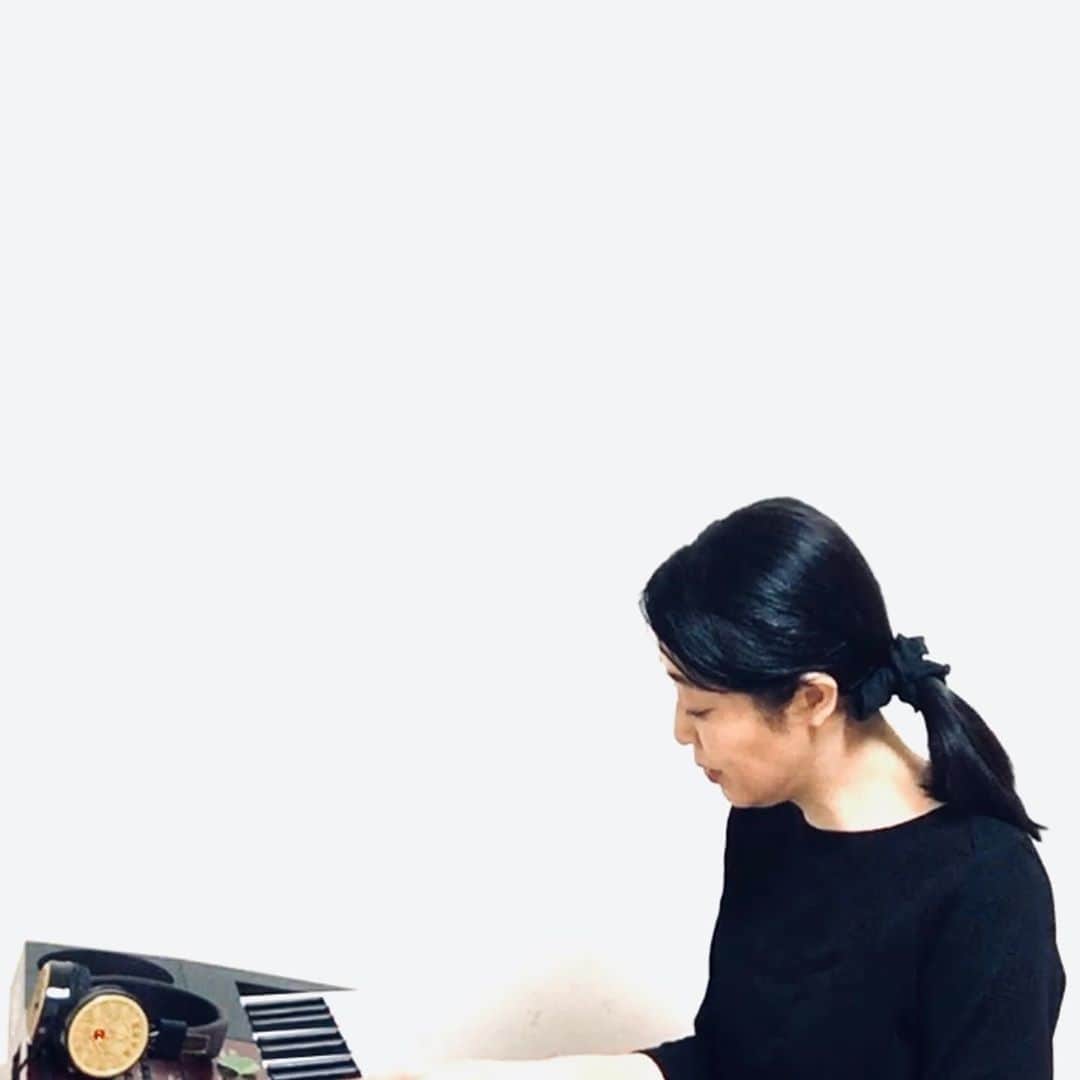 菊池桃子さんのインスタグラム写真 - (菊池桃子Instagram)「* 朝から、頭にひらめいたように浮かぶ曲。 夜になって譜面をおこし弾いてみています。 子供の頃にピアノで習った曲なのか、自分で思いついた曲なのか？？ わからない……💦  #鍵盤」10月13日 21時03分 - momoko_kikuchi_official