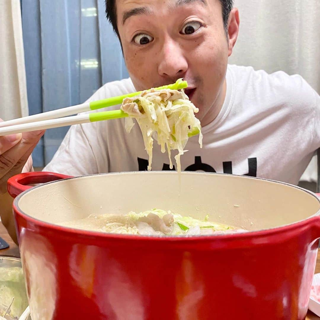 宮下純一さんのインスタグラム写真 - (宮下純一Instagram)「昨日やりたかった鍋でしゃぶしゃぶ🐷キャベツやエノキやもやしやネギ❣️サンマの緊急登板でスライドでしたが、ナイスゲームしてくれました😄😄#鍋でしゃぶしゃぶ #ネギたっぷり #とらほー🐯 #虎狩り成功 #夢にまで見た貯金 #2位も見えてきた🥰」10月13日 21時03分 - junichi1017