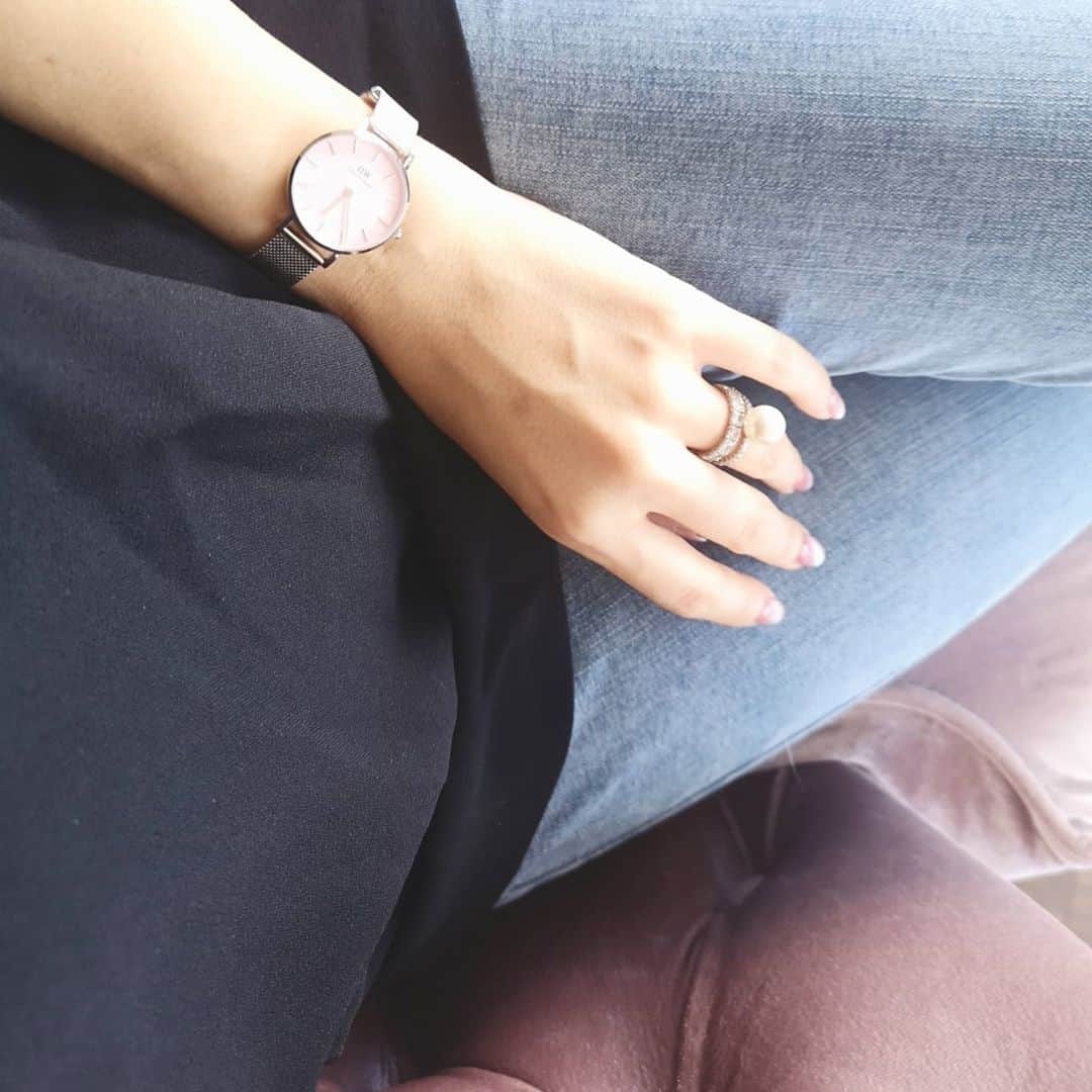中島彩のインスタグラム：「カジュアルなスタイルが増えて・・ 最近登場回数が多いのが @danielwellington 初のピンクダイヤル「Pink Mesh」💕  大好きなピンクがコーディネートのポイントにもなる存在感ある時計・・✨  私は甘辛な雰囲気で楽しみたくてシルバーをセレクト❤️ シンプルで合わせやすいけれどコーディネートのスパイスになってくれて 秋ファッションでも活躍中・・😘  #腕時計 #ダニエルウェリントン #danielwellington #ママファッション #ママコーデ　#手元くら部  15％OFFクーポンコードをご用意しているので、気になる方はお使いいただき、 ショッピングを楽しんでくださいね〜💕  #詳しくはブログで」