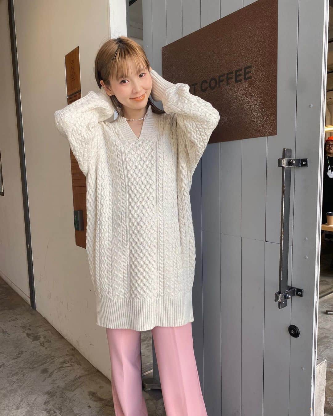 松田 美奈子のインスタグラム：「今日は久しぶりのトレーニングで足と腹筋が崩壊🏃‍♀️この感じ久しぶり😘 腕ぐるぐるしてるストーリーにDMいっぱいきた😂まだ筋肉ない感バレバレですが、懸命にやります💪 . チュニック丈のものにもスラックス合わせ🧚🏻🌿 ニットはallumer🧶」
