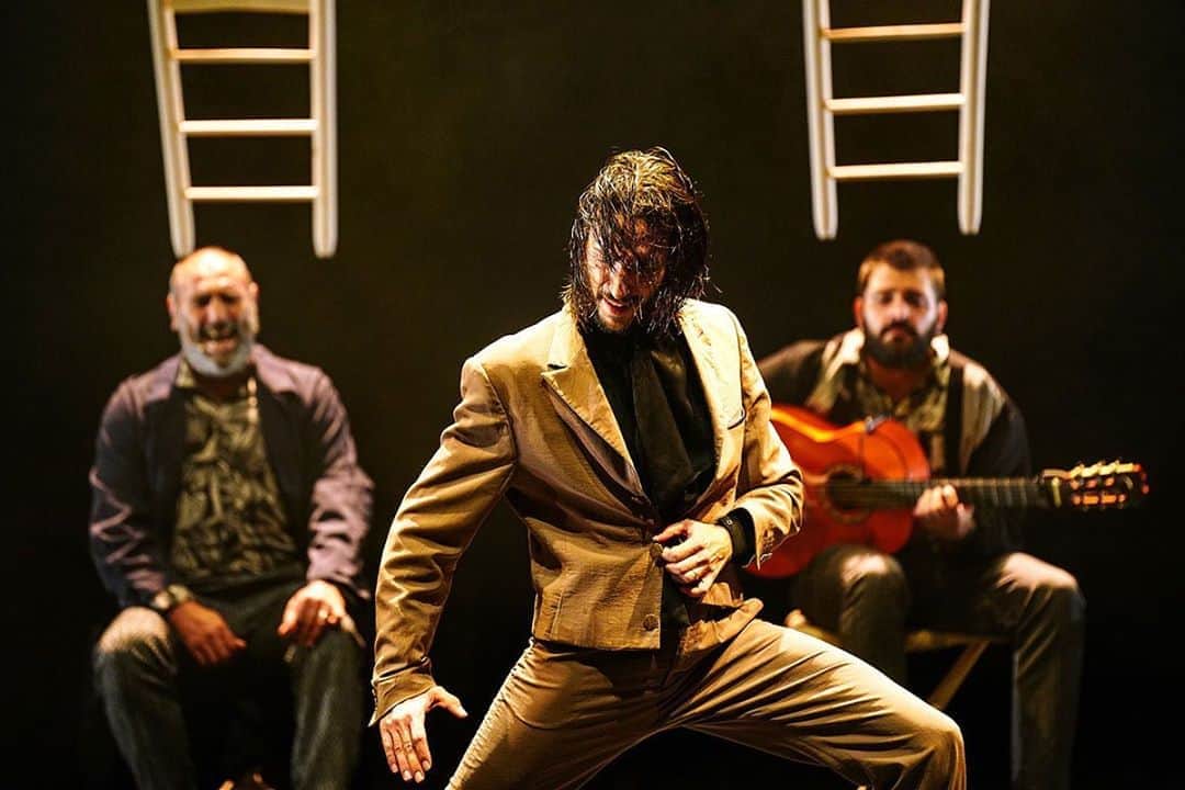 DeFlamenco.comのインスタグラム：「José Manuel Álvarez, caminos que se cruzan por Sussane Zellinguer desde @tanzhausnrw con fotografías de Albrecht Korff  En la portada de nuestra web deflamenco.com   https://www.deflamenco.com/revista/resenas-actuaciones/jose-manuel-alvarez-caminos-que-se-cruzan.html  #flamenco #deflamenco #baileflamenco #tanzhausnrw  @jose_manuel_alvarez_flamenco」