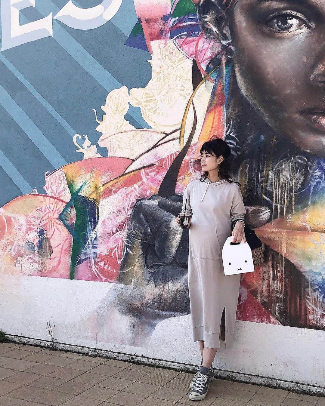 三佐和あやのインスタグラム：「こんばんは🌙 海辺は風がきつい🌬 リクエストあったので全身コーデ🙂 ありがとう〜 ✨パーカーワンピは楽チン♪大きなお腹もカバー🤗 ﻿ #code﻿ One peace... @angeliebe_official  shoes ... @converse_jp  ﻿ ﻿今日は 須磨海岸でぼけーっと過ごしました🌊 ✨気持ち良かった〜😌砂浜って 体力つかうのね。帰ってから 2〜３時間夢の世界に行ってしまいました 笑 ・ 起きたらもう20時で 晩ご飯は 急いで お鍋にしたよ😋 ・  +*————————*+﻿  #pr #秋コーデ #きょこ #いつコ #シンプルコーデ #大人カジュアル #ママコーデ #ママリ #ママファッション #マタママ #ファッション #お洒落 #バッグ #fashion #ootd #大人女子 #アラサー #アラフォー #大人可愛い #ママ #マタママ #ぷんにー #マタニティ#3児ママ #関西ママ #ママコーデ #アラサーママ #30代コーデ」