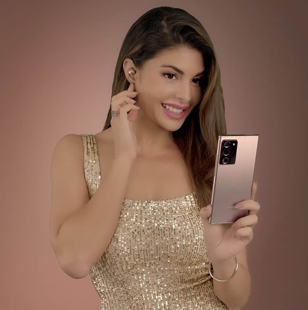 Jacqueline Fernandezさんのインスタグラム写真 - (Jacqueline FernandezInstagram)「All glammed up to create the perfect Mystic Bronze look inspired by my new #GalaxyNote20Ultra  I’m ready to #WFN – Work from Note!!! Follow @samsungindia to know more ⭐️⭐️  #GalaxyNote20Ultra 5G  #Samsung」10月13日 21時05分 - jacquelienefernandez