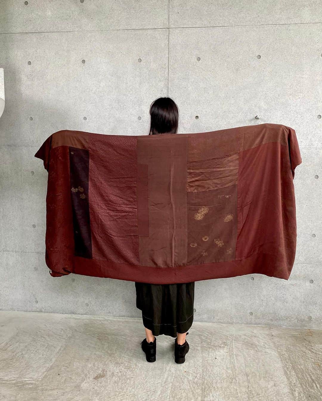 クリスチャンポーさんのインスタグラム写真 - (クリスチャンポーInstagram)「#christianpeau #lifestyle #winter #silk #vintage  #Japanese vintage silk shawl. Unique Pieces !! #fashion #vintage#kimetsunoyaiba #kimono #antique #vintage」10月13日 21時06分 - christian_peau