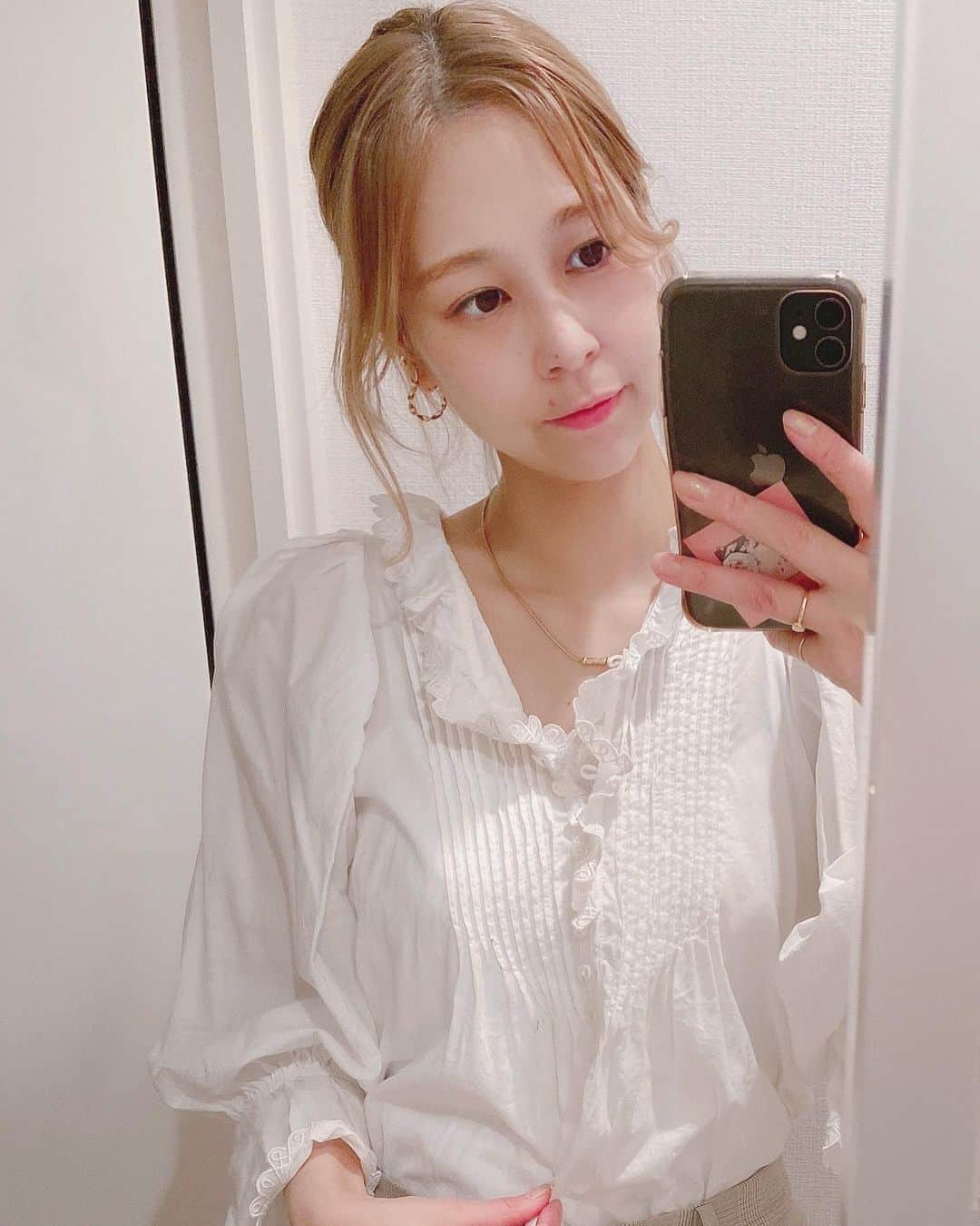 佃加菜のインスタグラム：「ルーズに結ぶ時は鎖骨が見えるように🤍 . #casafline」