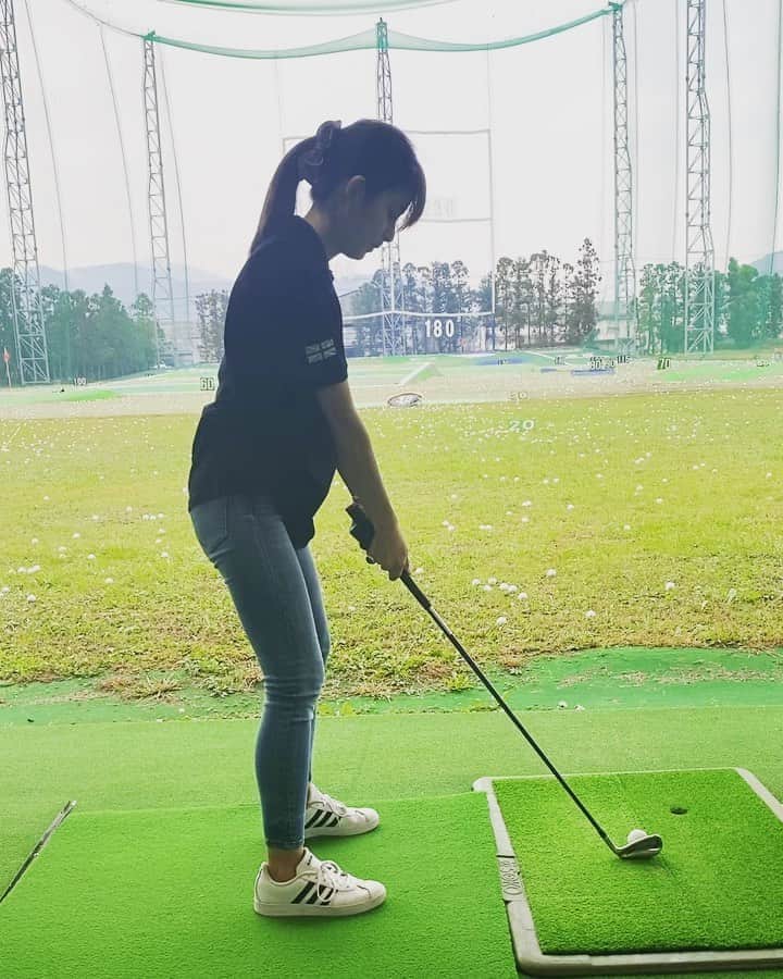 中島遥のインスタグラム：「この前のゴルフday⛳️ まっすぐ飛ぶと嬉しい😚  ゴルフの基本があまり分かってないから感覚でやってました🤣 スポーツの秋だし、ゴルフレッスン検討中😚✨  #ゴルフ#打ちっぱなし #撮影#model#モデル#portrait#ロケ#ファインダー越しの私の世界#東京カメラ部#カメラ#一眼レフ#フォロー#カメラ女子#follow#japan#japanesegirl #中島遥#いいね#コメント#ありがとうございます」