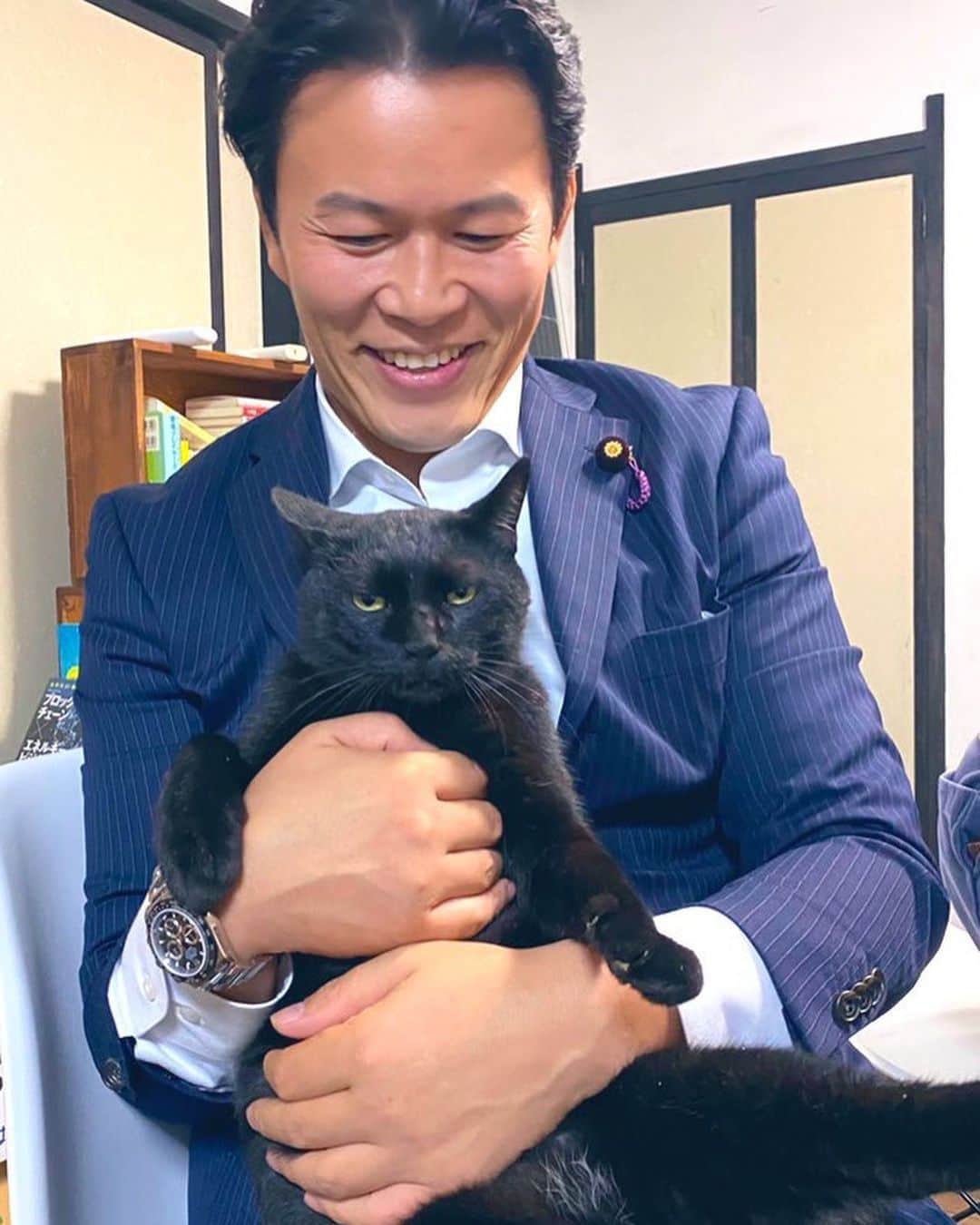 須藤元気さんのインスタグラム写真 - (須藤元気Instagram)「匝瑳市ソーラーシェアリングの事務所で交流会をして頂きました。今日収穫した斎藤さんの在来種の枝豆を頂きましたがとても美味しかったです。  事務所にいた猫さんは僕にすごく懐いてくれました！(猫さん→早くこの時間が過ぎればいいのに…)」10月13日 21時17分 - sudogenki