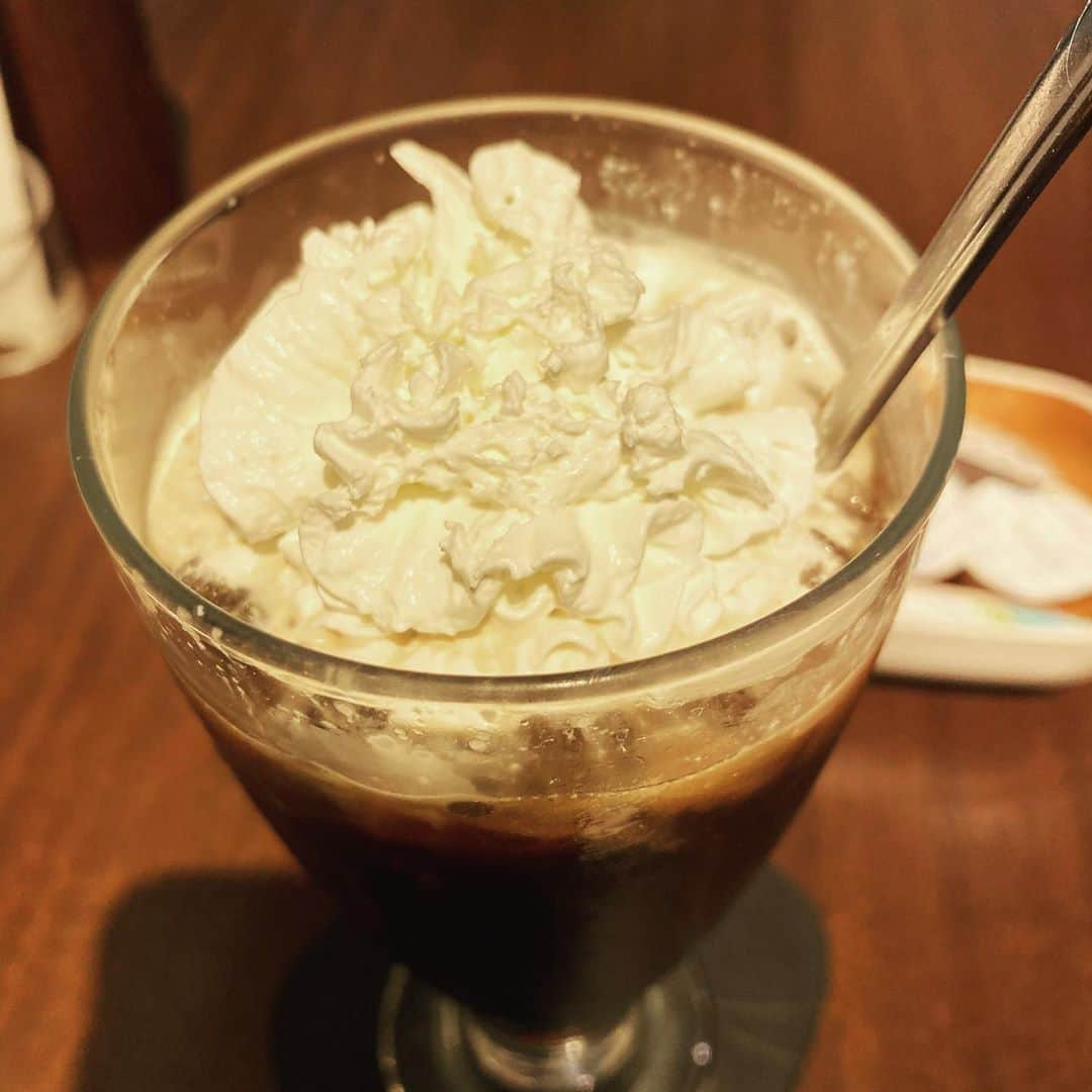 山田しょうこのインスタグラム：「なんとか絞り出したであろう生クリーム愛おしい。 #ほんとはレースみたいにしたかっただろう生クリーム #どろどろ溶岩のまま急速に固まっただろえ岩 #ウィンナーコーヒー」