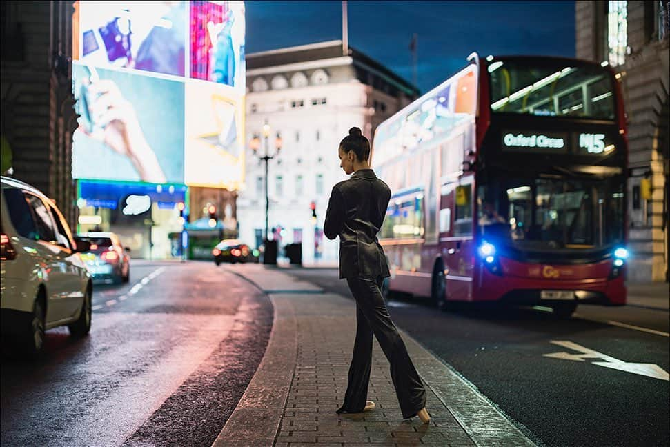 ballerina projectさんのインスタグラム写真 - (ballerina projectInstagram)「𝗟𝗮𝘂𝗿𝗲𝗻 𝗖𝘂𝘁𝗵𝗯𝗲𝗿𝘁𝘀𝗼𝗻 at Piccadilly Circus. #ballerina - @londonballerina #picadillycircus #london #londonbus #ballerinaproject #ballerinaproject_ #ballet #dance #laurencuthbertson   𝗕𝗮𝗹𝗹𝗲𝗿𝗶𝗻𝗮 𝗣𝗿𝗼𝗷𝗲𝗰𝘁 𝗯𝗼𝗼𝗸 is now in stock. Go to @ballerinaprojectbook for link.」10月13日 21時11分 - ballerinaproject_