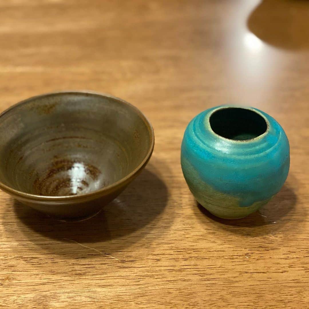 立川理道さんのインスタグラム写真 - (立川理道Instagram)「@kakky009 と趣味を見つけようと始めたインスタライブで、皆さんの意見を聞いて陶芸に行こうと言うことで、約2ヶ月前に行ってきました！ 茶碗と一輪挿しを作り、ついに焼き上がりました！  プレゼント企画も兼ねて作ったので、プレゼントしたいと思います！ ただプレゼントをするだけではおもしろくないので...笑  コメント欄に 1枚目○○ 2枚目○○ どちらが欲しいか。 例 一枚目ハル 2枚目カッキー ○枚目が欲しい！  どちらが作ったか当てた方をプレゼント当選者にしたいと思います。 当選者は2名様です。 期限は17日まで。 18日に当選者発表したいと思います！  #趣味探し #陶芸 #もはや一輪挿しではない #動画はヒントになるかな」10月13日 21時12分 - harumichi1202