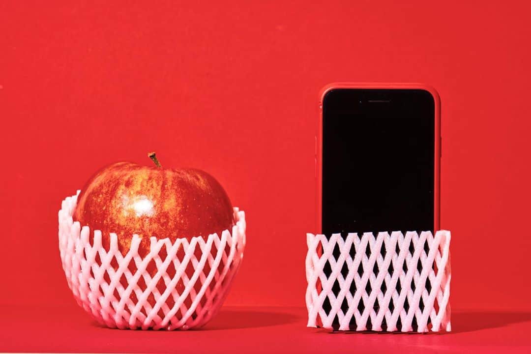 小鳥遊しほのインスタグラム：「「Apple社とAppleじゃ」などと一人脳内で呟きながら撮った写真。おもいつき撮影、良い。  withもりし( @akitomori.tokyo )  絵も料理も楽しいけど写真も楽しい。 全部に共通してるのが完成したときの構図、バランスみたいなとこなんだけどね。私が好きな部分。  脳も身体も適度な運動を🍎  #Apple #iPhone #photography #🍎」