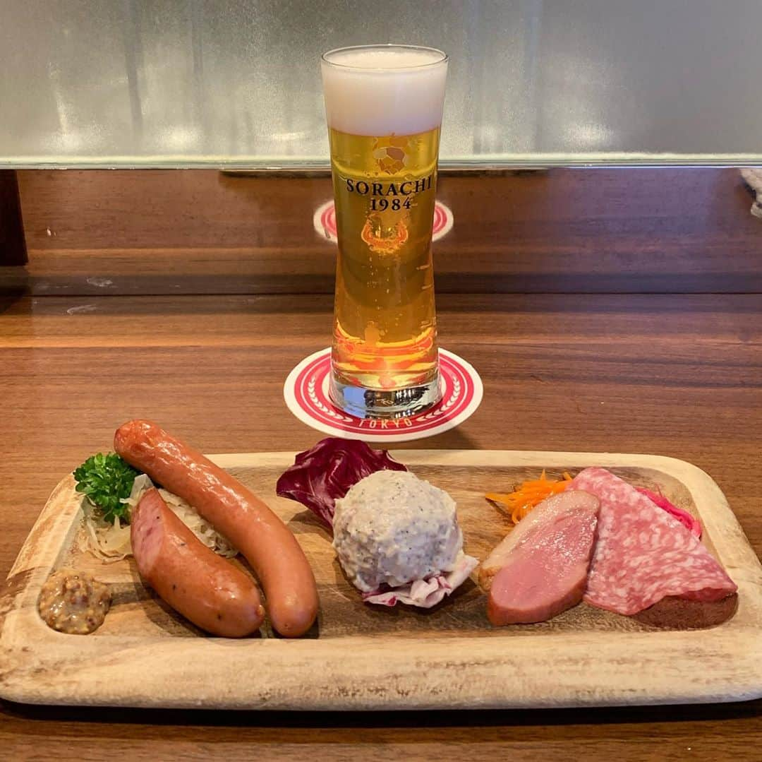 くろさんのインスタグラム写真 - (くろInstagram)「🍺 今宵は10/23に閉店しちゃうビアケラー東京でGoToEat😋 閉店するのでビアケラーの新品ジョッキが購入できます🍺←豆が抱えてるジョッキは400ml用 そんなこんなで、SORACHI1984呑み放題堪能させていただきました🙇🏻 SORACHI4種の中ではDOUBLEが一番好きかなぁ🍺 最後の画像はミルコとも呼ばれる泡だけの飲み方のソラチ・ラテ◡̈ ←缶ビールでは味わえないTapだけの楽しみ方👍🏻 〜〜〜 ソラチファン必見、全国唯一のラインナップです。  6種飲み放題＋ワンプレートが税込み3,300円←GoToEatで後日1,000円分のポイントバック💰 ①伝説のホップ「SORACHI1984」 ②SORACHI1984 DOUBLE  ③SORACHI1984 AMARILLO  ④SORACHI1984 Another Story Session  ⑤上富良野産ホップ100％「フラノマジカル」 ⑥ホワイトベルグの6種類が飲み放題！ ＜おつまみプレートメニュー＞ 　・大人のポテトサラダ 　・ハム2種 　　　　イタリアンサラミ 　　　　合鴨スモーク 　・ソーセージ2種 　　　　あらびきウインナー 　　　　ビヤホールウインナー ※お料理は上記の5種を盛り合せた1プレートです。 　コース仕立てではございませんのであらかじめご承知おきください。 〜〜〜 #SORACHI1984 #SORACHIい4種呑み放題 #sorachi1984double #sorachi1984session #sorachi1984amarillo #フラノマジカル #オリジナルグラス #ミッションアンバサダー #SORACHI1984ミッションアンバサダー #ソラチエース #伝説のホップ #InnovativeBrewer #ソラチラテ #ミルコ #サッポロビール #sapporobeer #lovebeer #⭐️SAPPORO #お疲れちゃんビール #ビアケラー東京 #ビアケラー #ビアケラージョッキ #ビアケラー東京新橋店 #新橋グルメ #新橋飲み #新橋呑み」10月13日 21時26分 - m6bmw