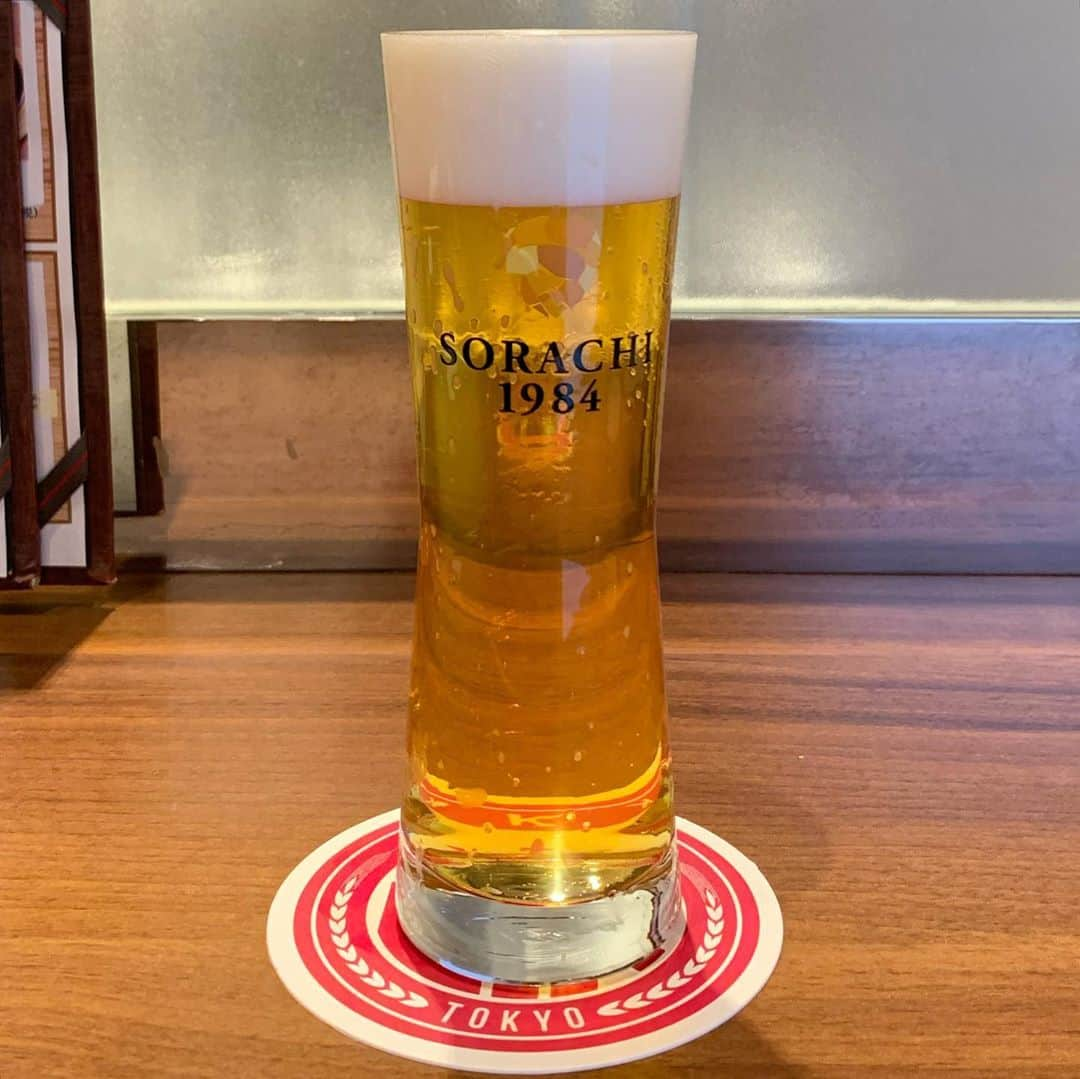 くろさんのインスタグラム写真 - (くろInstagram)「🍺 今宵は10/23に閉店しちゃうビアケラー東京でGoToEat😋 閉店するのでビアケラーの新品ジョッキが購入できます🍺←豆が抱えてるジョッキは400ml用 そんなこんなで、SORACHI1984呑み放題堪能させていただきました🙇🏻 SORACHI4種の中ではDOUBLEが一番好きかなぁ🍺 最後の画像はミルコとも呼ばれる泡だけの飲み方のソラチ・ラテ◡̈ ←缶ビールでは味わえないTapだけの楽しみ方👍🏻 〜〜〜 ソラチファン必見、全国唯一のラインナップです。  6種飲み放題＋ワンプレートが税込み3,300円←GoToEatで後日1,000円分のポイントバック💰 ①伝説のホップ「SORACHI1984」 ②SORACHI1984 DOUBLE  ③SORACHI1984 AMARILLO  ④SORACHI1984 Another Story Session  ⑤上富良野産ホップ100％「フラノマジカル」 ⑥ホワイトベルグの6種類が飲み放題！ ＜おつまみプレートメニュー＞ 　・大人のポテトサラダ 　・ハム2種 　　　　イタリアンサラミ 　　　　合鴨スモーク 　・ソーセージ2種 　　　　あらびきウインナー 　　　　ビヤホールウインナー ※お料理は上記の5種を盛り合せた1プレートです。 　コース仕立てではございませんのであらかじめご承知おきください。 〜〜〜 #SORACHI1984 #SORACHIい4種呑み放題 #sorachi1984double #sorachi1984session #sorachi1984amarillo #フラノマジカル #オリジナルグラス #ミッションアンバサダー #SORACHI1984ミッションアンバサダー #ソラチエース #伝説のホップ #InnovativeBrewer #ソラチラテ #ミルコ #サッポロビール #sapporobeer #lovebeer #⭐️SAPPORO #お疲れちゃんビール #ビアケラー東京 #ビアケラー #ビアケラージョッキ #ビアケラー東京新橋店 #新橋グルメ #新橋飲み #新橋呑み」10月13日 21時26分 - m6bmw