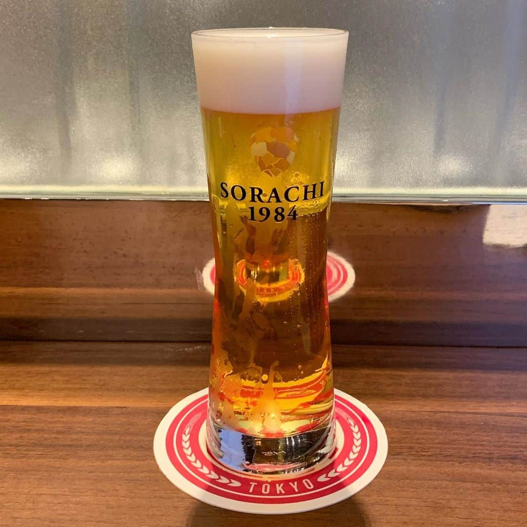 くろさんのインスタグラム写真 - (くろInstagram)「🍺 今宵は10/23に閉店しちゃうビアケラー東京でGoToEat😋 閉店するのでビアケラーの新品ジョッキが購入できます🍺←豆が抱えてるジョッキは400ml用 そんなこんなで、SORACHI1984呑み放題堪能させていただきました🙇🏻 SORACHI4種の中ではDOUBLEが一番好きかなぁ🍺 最後の画像はミルコとも呼ばれる泡だけの飲み方のソラチ・ラテ◡̈ ←缶ビールでは味わえないTapだけの楽しみ方👍🏻 〜〜〜 ソラチファン必見、全国唯一のラインナップです。  6種飲み放題＋ワンプレートが税込み3,300円←GoToEatで後日1,000円分のポイントバック💰 ①伝説のホップ「SORACHI1984」 ②SORACHI1984 DOUBLE  ③SORACHI1984 AMARILLO  ④SORACHI1984 Another Story Session  ⑤上富良野産ホップ100％「フラノマジカル」 ⑥ホワイトベルグの6種類が飲み放題！ ＜おつまみプレートメニュー＞ 　・大人のポテトサラダ 　・ハム2種 　　　　イタリアンサラミ 　　　　合鴨スモーク 　・ソーセージ2種 　　　　あらびきウインナー 　　　　ビヤホールウインナー ※お料理は上記の5種を盛り合せた1プレートです。 　コース仕立てではございませんのであらかじめご承知おきください。 〜〜〜 #SORACHI1984 #SORACHIい4種呑み放題 #sorachi1984double #sorachi1984session #sorachi1984amarillo #フラノマジカル #オリジナルグラス #ミッションアンバサダー #SORACHI1984ミッションアンバサダー #ソラチエース #伝説のホップ #InnovativeBrewer #ソラチラテ #ミルコ #サッポロビール #sapporobeer #lovebeer #⭐️SAPPORO #お疲れちゃんビール #ビアケラー東京 #ビアケラー #ビアケラージョッキ #ビアケラー東京新橋店 #新橋グルメ #新橋飲み #新橋呑み」10月13日 21時26分 - m6bmw