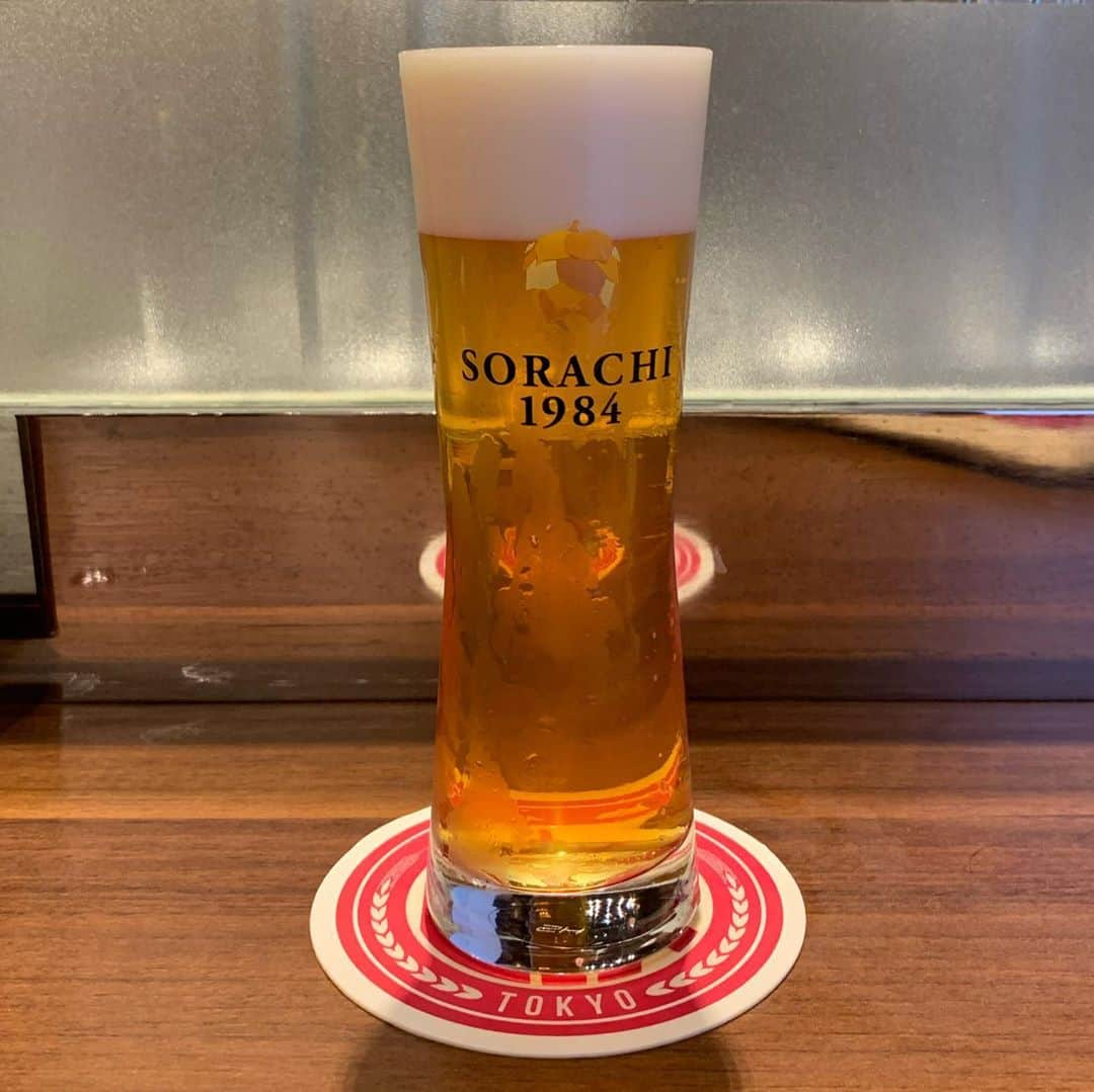 くろさんのインスタグラム写真 - (くろInstagram)「🍺 今宵は10/23に閉店しちゃうビアケラー東京でGoToEat😋 閉店するのでビアケラーの新品ジョッキが購入できます🍺←豆が抱えてるジョッキは400ml用 そんなこんなで、SORACHI1984呑み放題堪能させていただきました🙇🏻 SORACHI4種の中ではDOUBLEが一番好きかなぁ🍺 最後の画像はミルコとも呼ばれる泡だけの飲み方のソラチ・ラテ◡̈ ←缶ビールでは味わえないTapだけの楽しみ方👍🏻 〜〜〜 ソラチファン必見、全国唯一のラインナップです。  6種飲み放題＋ワンプレートが税込み3,300円←GoToEatで後日1,000円分のポイントバック💰 ①伝説のホップ「SORACHI1984」 ②SORACHI1984 DOUBLE  ③SORACHI1984 AMARILLO  ④SORACHI1984 Another Story Session  ⑤上富良野産ホップ100％「フラノマジカル」 ⑥ホワイトベルグの6種類が飲み放題！ ＜おつまみプレートメニュー＞ 　・大人のポテトサラダ 　・ハム2種 　　　　イタリアンサラミ 　　　　合鴨スモーク 　・ソーセージ2種 　　　　あらびきウインナー 　　　　ビヤホールウインナー ※お料理は上記の5種を盛り合せた1プレートです。 　コース仕立てではございませんのであらかじめご承知おきください。 〜〜〜 #SORACHI1984 #SORACHIい4種呑み放題 #sorachi1984double #sorachi1984session #sorachi1984amarillo #フラノマジカル #オリジナルグラス #ミッションアンバサダー #SORACHI1984ミッションアンバサダー #ソラチエース #伝説のホップ #InnovativeBrewer #ソラチラテ #ミルコ #サッポロビール #sapporobeer #lovebeer #⭐️SAPPORO #お疲れちゃんビール #ビアケラー東京 #ビアケラー #ビアケラージョッキ #ビアケラー東京新橋店 #新橋グルメ #新橋飲み #新橋呑み」10月13日 21時26分 - m6bmw